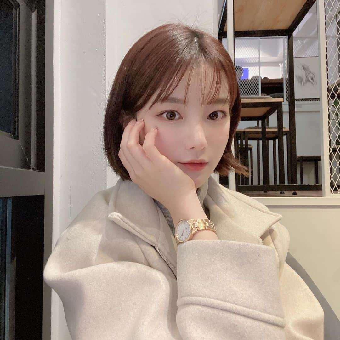 ユン・ダヨンのインスタグラム：「#광고 #다니엘웰링턴 과 함께하는 블랙프라이데이 🌼 11/30까지 18만원 이상 구매시 악세사리 증정 및 지정 상품 50% 할인 혜택도 놓치지 마세요 ! 또한 할인코드 'dda2' 를 입력하시면 추가 15% 할인도 받으실 수 있답니다 ✨✨✨ 여러분 즐거운 쇼핑되세요🖤 #danielwellington #블랙프라이데이#DWinkorea #블프시계」