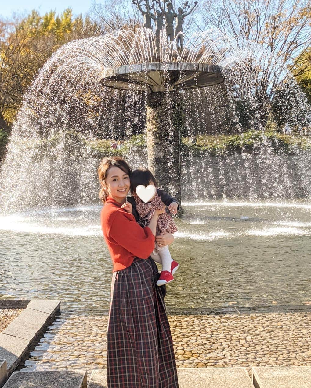 小野恵美のインスタグラム：「いい夫婦の日は昭和記念公園へ🍁  私の地元で、幼い頃からの思い出の場所に家族3人で行けて嬉しいな❤  紅葉で賑わっていたのですが奥の原っぱまで行かず、人の混雑避けて途中の芝生でピクニックしてさくっと帰りました☺️  娘は歩き回ってとっても嬉しそう😍 ワンワン大好きなので、犬とすれ違う度に「ワンワン！ワンワン！」と喋りっぱなしで大興奮でした🐶  #昭和記念公園 #国営昭和記念公園 #紅葉 #家族 #いい夫婦の日 #地元 #思い出の場所 #ママ #ママコーデ #秋 #秋ファッション」