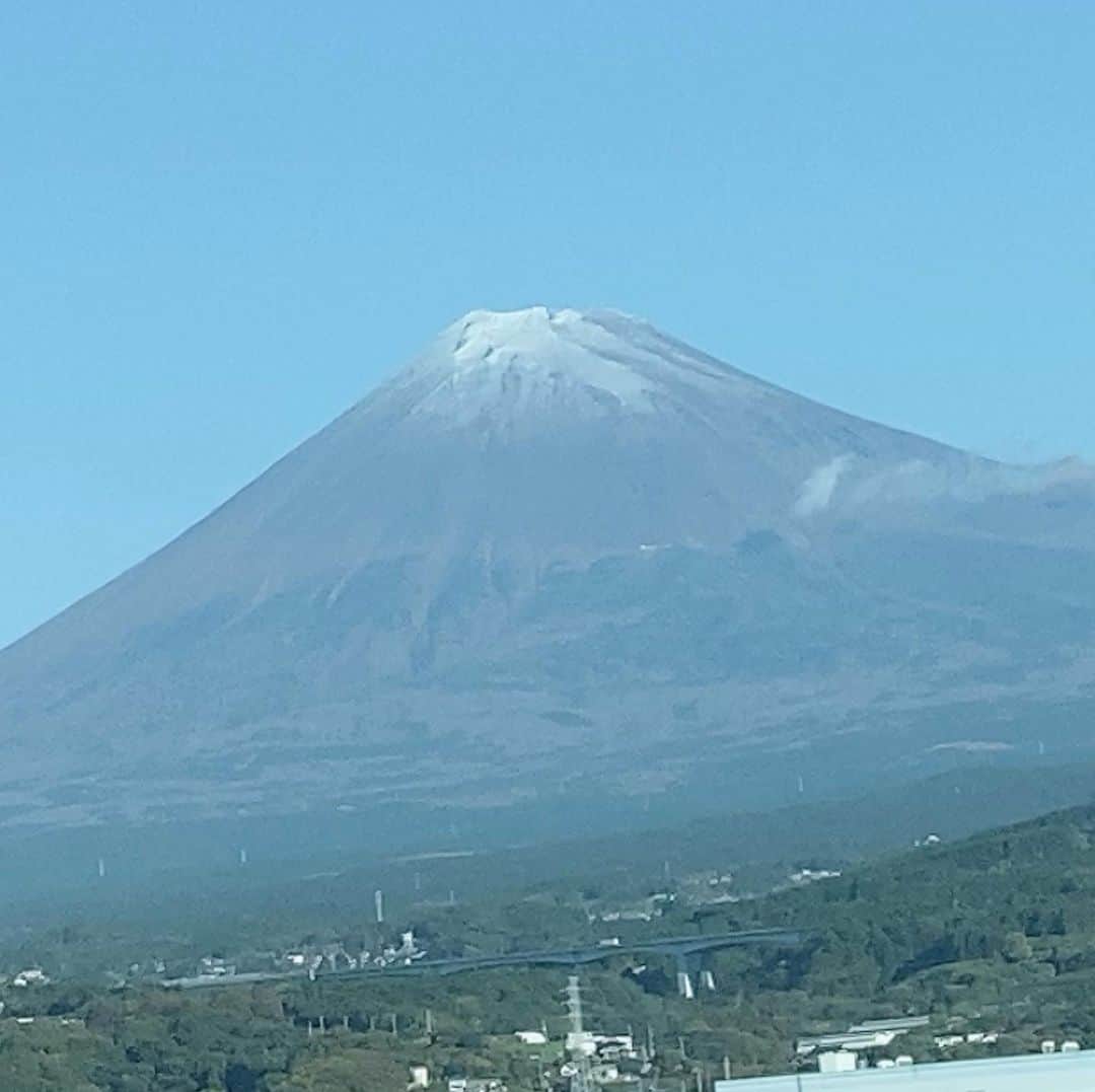 生稲晃子さんのインスタグラム写真 - (生稲晃子Instagram)「私にとって、今年初めての富士山です🗻 やっと雲のベールをはずしてくれました😂 今日も良い１日になりそうです‼️  #富士山 #やっと見られた #快晴」11月23日 9時07分 - akiko__ikuina