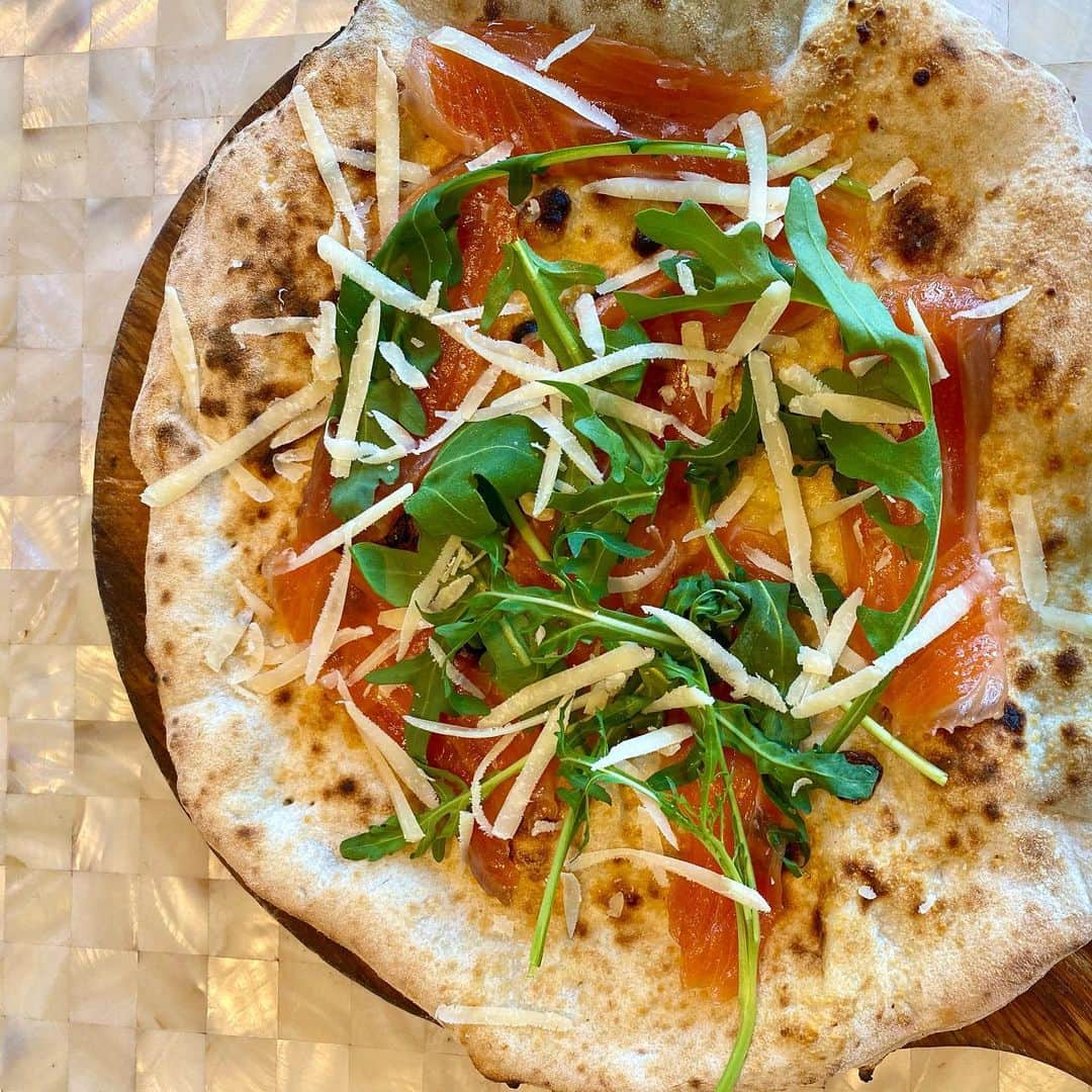 ポジリポのインスタグラム：「〜Weekly Pizza〜  【トゥリス　自家製サーモンの生ハムとセルヴァティコ、パルミジャーノレッジャーノのフォカッチャス】  今週は、生地の味を存分に楽しんで頂くピッツァです！ レモンとオレンジの爽やかな香り漬けをしたロイヤルスコティッシュサーモンの生ハム スモークをしてませんが、柑橘の皮を使って冷蔵庫で塩蔵しておくことで優しくスモーキーに。 僅かなアクセントでセルバチコとチーズ（パルミジャーノ　レッジャー）をかけてシンプルに仕上げたピッツァです。  ・ ・ ・ 〜Weekly Pasta〜   【パタータポルポ】   ローズマリーでマリネしたプリプリのタコ 粉吹きにしたジャガイモ 仕上げにパプリカパウダーと粉唐辛子を使用！ 香りの他にものかな風味を出してくれます。 一手間かけたことによりソースとの相性抜群の一品です。  ・ ・ ・ ※ランチタイムのチョイスでお選びいただけます ぜひ、お待ちしております！  #ポジリポ #ポジリポ沖縄 #沖縄ランチ #沖縄イタリアン #沖縄ピッツァ #沖縄パスタ #沖縄ワイン #沖縄グルメ #沖縄食材 #沖縄サンセット #沖縄夕日 #那覇空港 #沖縄旅行 #豊見城 #瀬長島 #ウミカジテラス #gotoキャンペーン #地域共通クーポン  #posillipo #okinawa #okinawatrip #okinawaitalian #okinawasunset #okinawalunch #senagajima  #tomigusuku #foodlover #foodie #goto #gotoeat」