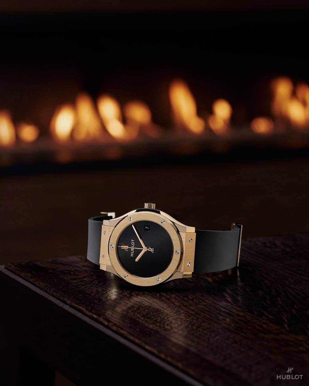 ウブロさんのインスタグラム写真 - (ウブロInstagram)「1980年、時計業界で初めて高級素材のゴールドとカジュアルなラバーを組み合わせた時計を発表したウブロ。創業40周年を記念し、このモデルを現代的に復活させ誕生したのが新作「クラシック・フュージョン 40th アニバーサリー イエローゴールド」です。 お問い合わせは「ウブロブティック」各店舗まで！  —————— #ウブロブティック銀座 📧ginza@hublot.com 📞03-3538-5055 #ウブロブティック伊勢丹新宿店 📧isetan.shinjuku@hublot.com 📞03-3352-1111 大代表 #ウブロブティック名古屋 📞052-957-3022 　📧nagoya@hublot.com  #ウブロブティック大阪 📧osaka@hublot.com 📞06-6121-4531 #ウブロブティック京都 📧daimaru.kyoto@hublot.com 📞075-533-2711  #Hublo #Hublot40thAnniversary #ClassicFusion40Years #ClassicFusion #theartoffusion #ウブロ #クラシックフュージョン #watch #dailywatch #luxury #luxurywatch #instawatch #timepiece #hublotwatches #Hublotista #watchoftheday #wotd #watchesofinstagram #watchlover #ラグジュアリーウォッチ #スイス時計 #時計 #腕時計」11月23日 9時00分 - hublot_japan
