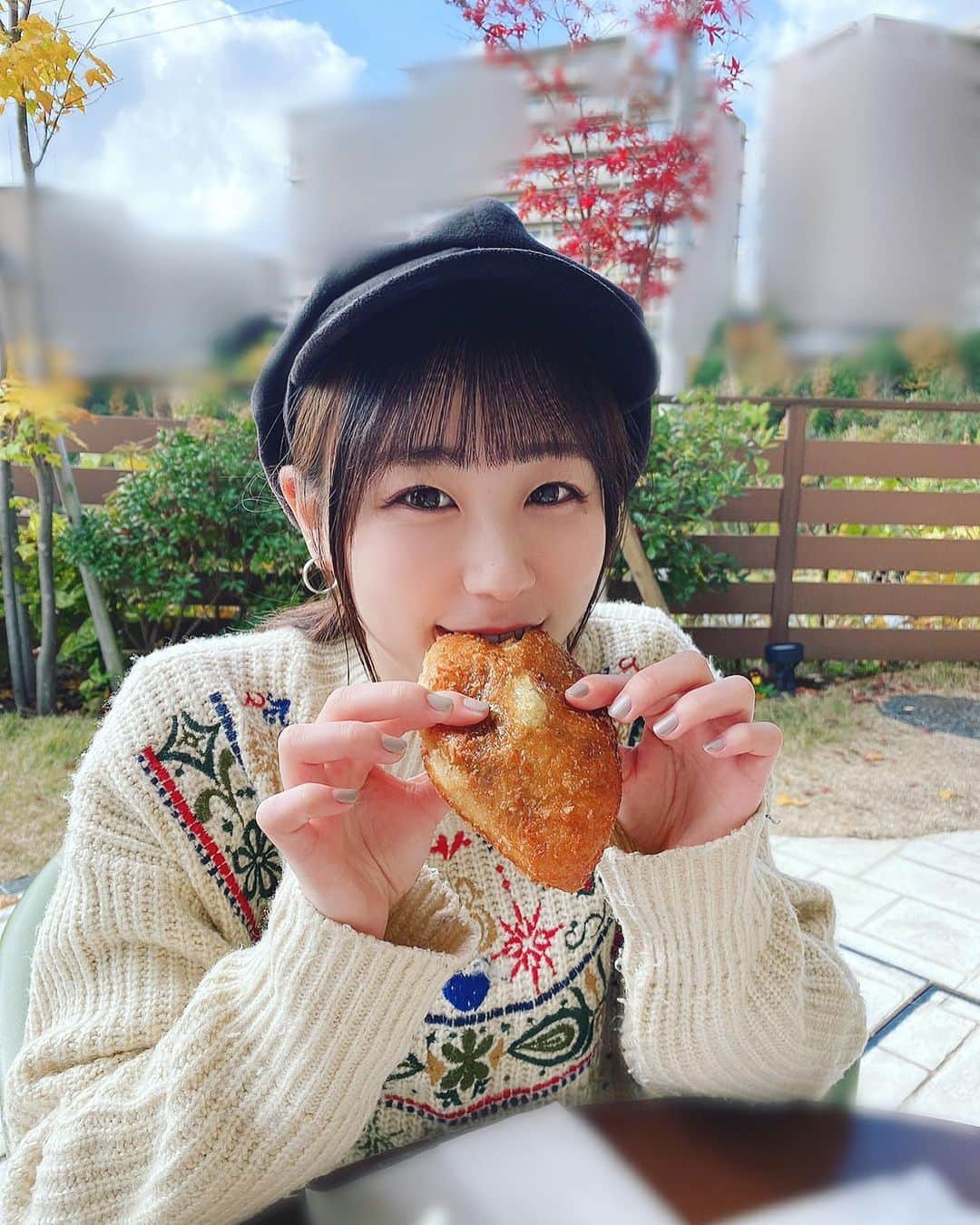 NANAMIさんのインスタグラム写真 - (NANAMIInstagram)「﻿ ﻿ ﻿ ﻿ ﻿ ﻿ ﻿ ﻿ おはようございます♡﻿ ﻿ 📸.｡..｡..｡. 揚げたてカレーパン食べました🥯✨﻿ ﻿ ﻿ ﻿ 実はあんまりカレーパン好きじゃなかったんですけど、﻿ 最近たまに、﻿ カリカリで具がゴロッと入ったカレーパンが食べたい…💭💭🤤ってなります🥯✨﻿ ﻿ ﻿ カレーパンが美味しいお店、最近増えましたね！﻿ 皆さんも好きですか？😃💭﻿ ﻿ ﻿ ﻿ ʕ•̫͡•ʕ•̫͡•ʔ•̫͡•ʔ•̫͡•ʕ•̫͡•ʔ•̫͡•ʕ•̫͡•ʕ•̫͡•ʔ•̫͡•ʔ•̫͡•ʕ•̫͡•ʔ•̫͡•ʔ﻿ ﻿ ﻿ ﻿ 今日は勤労感謝の日🎌🌾﻿ ﻿ ﻿ ﻿ 素敵な一日になりますように✨✨✨﻿ ﻿ ﻿ ﻿ #Bs2020 #orixbuffaloes #baseball #オリックスバファローズ #プロ野球 #bsgirls #野球 #オリックス #オリ姫 #野球女子 #京セラドーム #京セラドーム大阪 #球場 #大阪 #instagood #instalike #followｍe #ユニフォーム #ユニフォーム女子 #パン #カレーパン #カフェ #キャスケット #ニット #NANAMI #NANAMI_364」11月23日 9時05分 - nanami_bsgirls_364