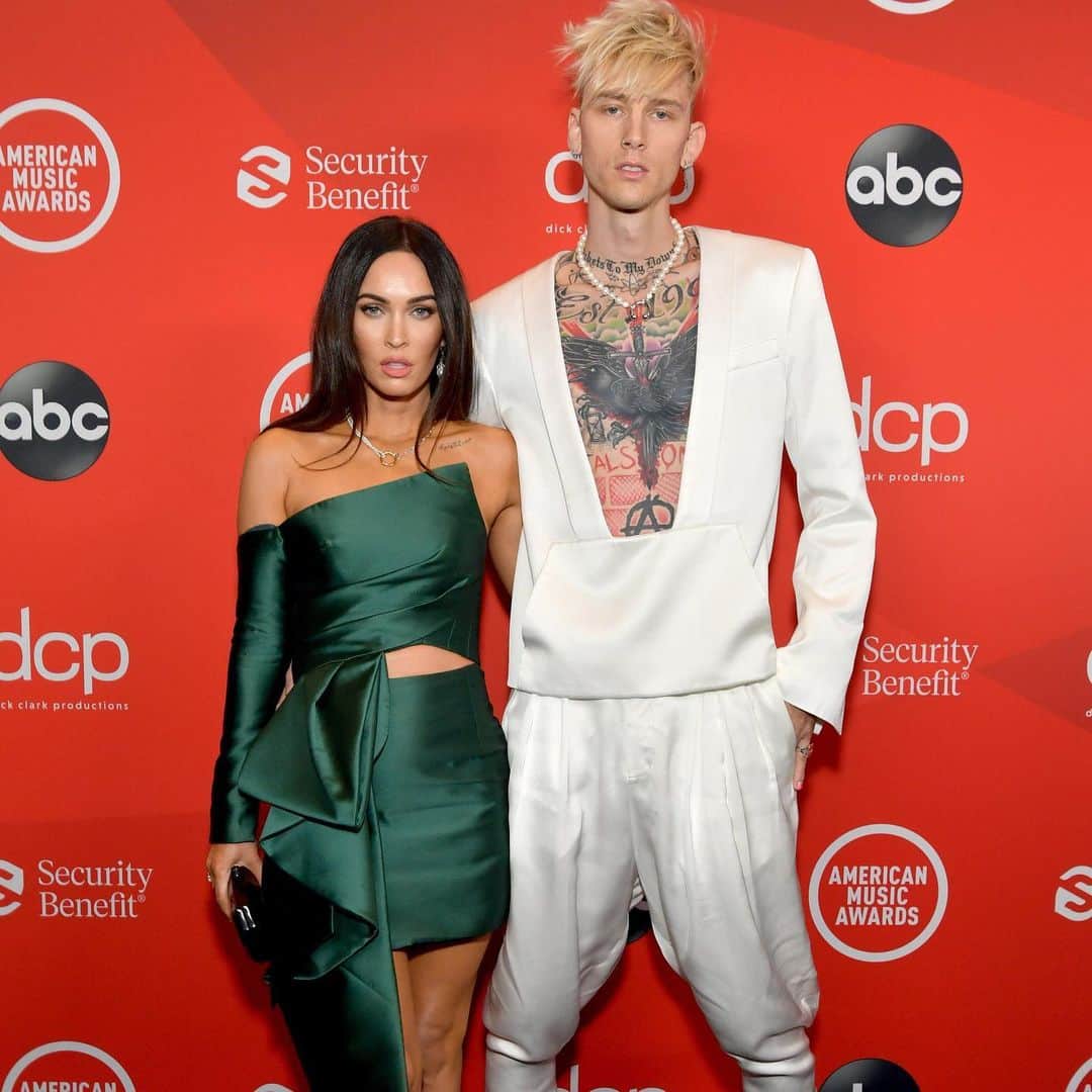 E! Onlineさんのインスタグラム写真 - (E! OnlineInstagram)「Machine Gun Kelly and Megan Fox just made their relationship red carpet official at the #AMAs. ❤️ Link in bio to see all the stars as they arrive. (📷: Getty Images)」11月23日 9時06分 - enews