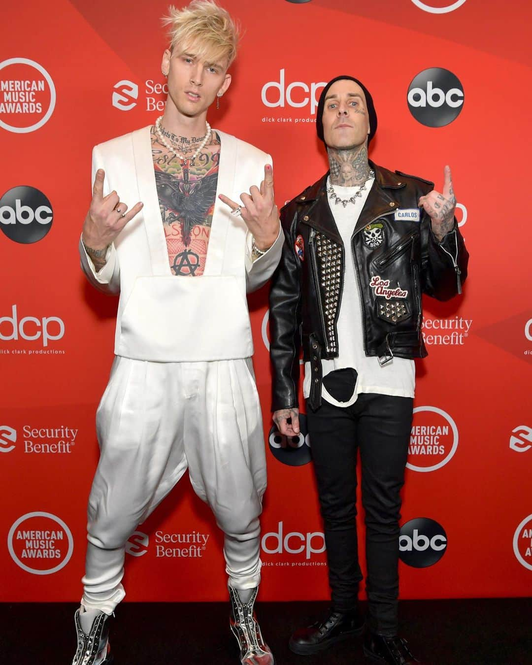 トラヴィス・バーカーさんのインスタグラム写真 - (トラヴィス・バーカーInstagram)「Me and @machinegunkelly performing on @amas tonight 🥁☠️🎸」11月23日 9時06分 - travisbarker