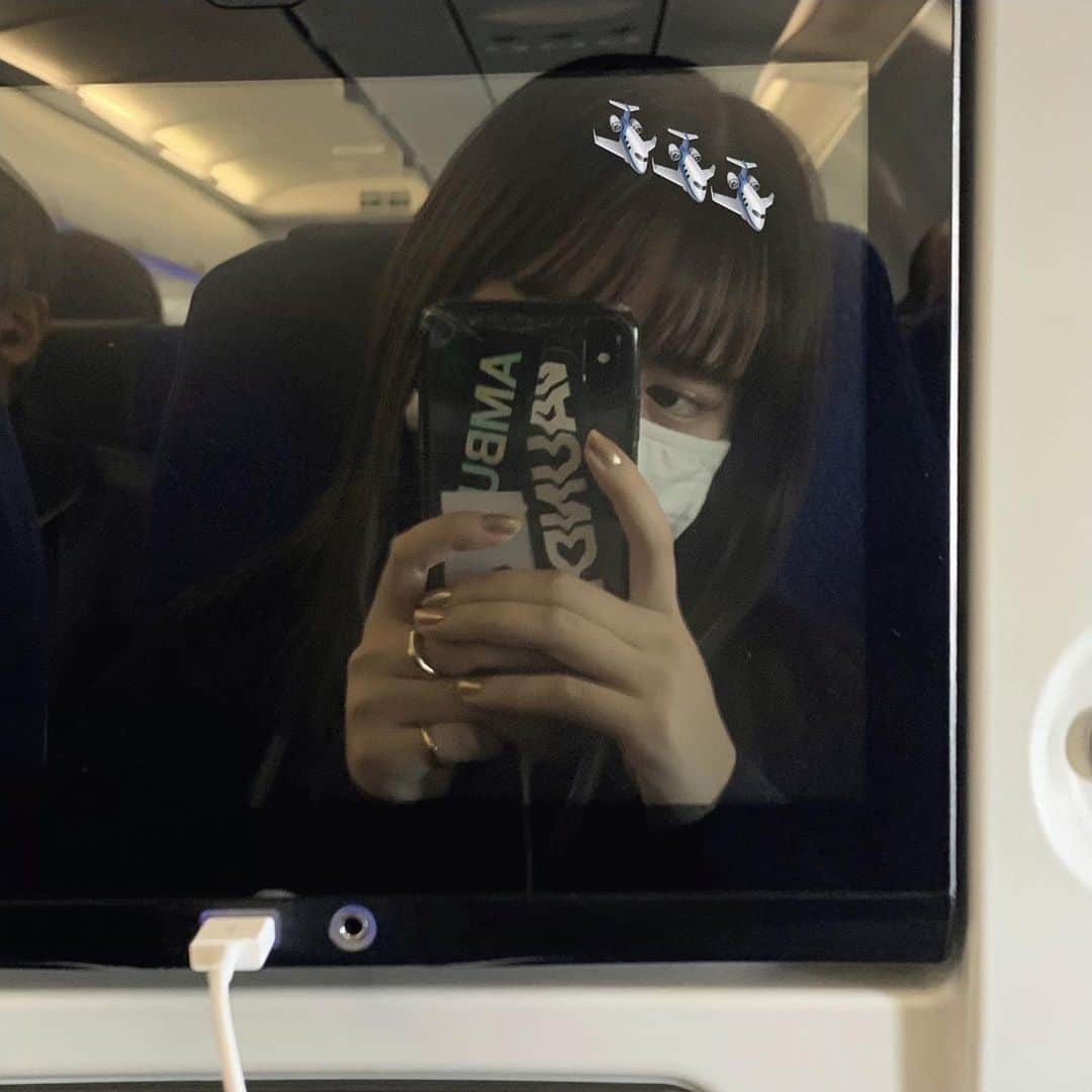 木村なつみのインスタグラム：「投稿してなかった期間のことです、ひとり旅行ってきました 二十歳になったあたりから行きたいな~と思ってはいたけれど当たり前にいつでも行けると心のどこかで思っていて引き延ばしにしていつの間にか旅行に行けない世の中になってしまって 生まれ育った東京も好きだけどやっぱり都外へ出ては行けないとなると息苦しくて、改めて旅行が自分の中で大事な休憩だったんだな~と気付きました だからマスクの中はすっごくるんるんの飛行機での写真です、詳しくは次の投稿🤸🏻」