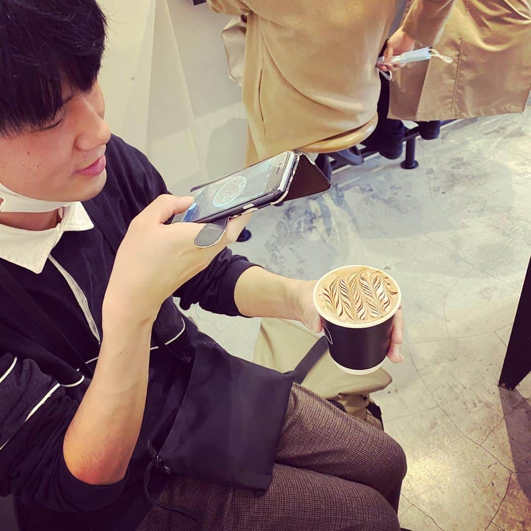横沢ローラのインスタグラム：「ひとまず、岡山出身のかつおくん、すでにだいぶ1人で渋谷区を歩いてくれていたので、私の近所のお気に入りスポットを連れ回すの会。 キャットストリートでは、柑橘の木と、KEENのベンチとティファニーのオーナメントと、CHOPCOFFEEのラテアートでカメラを取り出すかつおくん。 ラテアートは、スマホと両方とりだした！！ #CHOPCOFFEE #仁科勝介 #仁科かつおくん #シブヤクリスマスキャロル #shibuyachristmascarols #横沢ローラ」