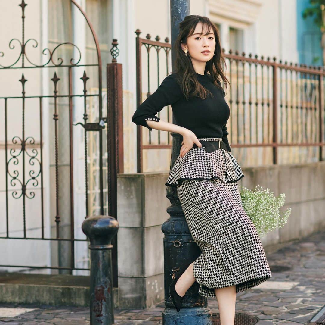 美人百花さんのインスタグラム写真 美人百花instagram 11月23日 毎日レディコーデ 連休最終日 この冬トレンドのクラシックスタイルでヒロイン気分を満喫して 千鳥格子柄のペプラムスカートが抜群の着映え感 アイテム詳細は美人百花 Comでチェック