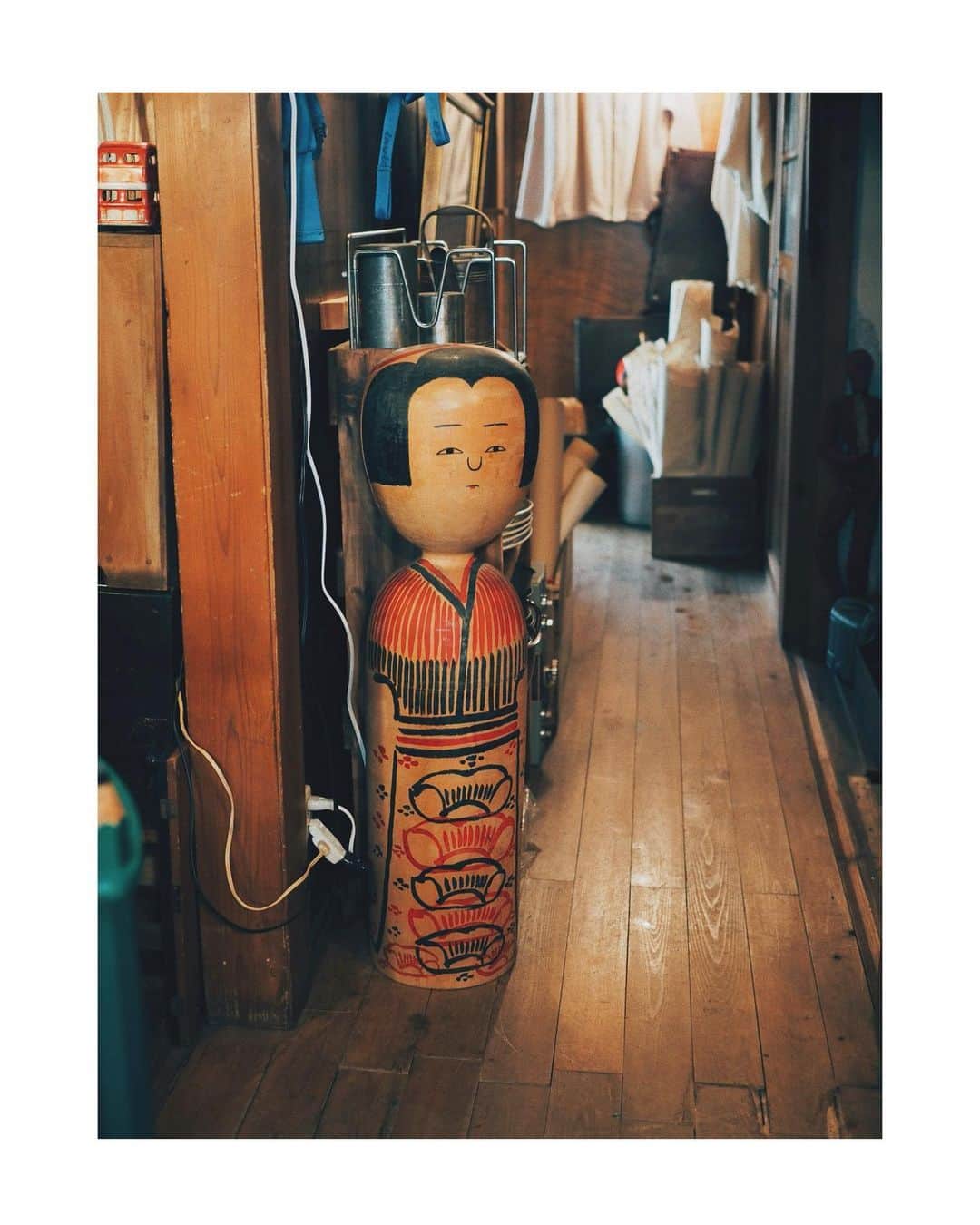 花楓さんのインスタグラム写真 - (花楓Instagram)「行けた。 大好きなにんじんさんに。  桃太郎？ なんて夢のある置物なんだろ。 お面一つ一つが変えられる😳❣️ だが猿だけいない？  巨大こけしがどーしても欲しかった けど、諦め、 この桃太郎セットと、 天狗と河童を家に連れて帰る ことに。  日本の古い物、かっけぇ😑🔥  @_ninjinsan_」11月23日 14時36分 - _caede_