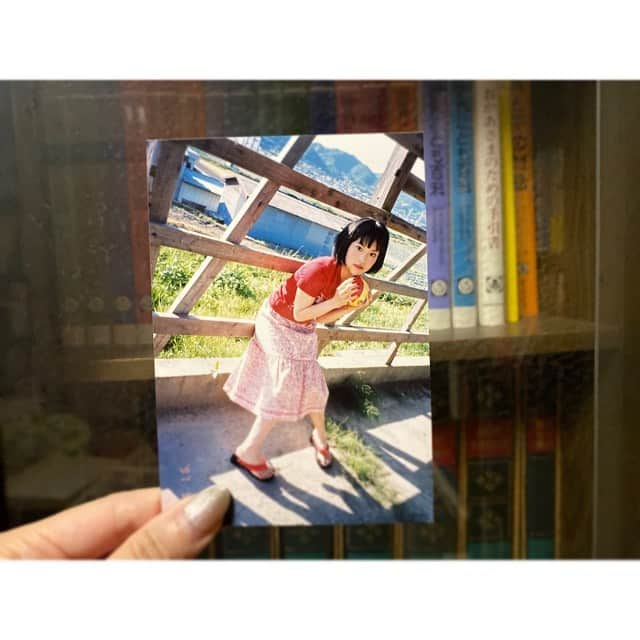 清川あさみさんのインスタグラム写真 - (清川あさみInstagram)「出張中に子供時代の写真や、デッサンも発見！ 小中学は毎日ひとりで山と空を毎日デッサンしてたし、牛小屋、建築の基礎も好きで工事現場まで良くスケッチしに行ってた🏞全身ギャルソン @commedesgarcons や、ヴィヴィアン　@viviennewestwood だった16歳の私の周りには田園や玉ねぎ小屋、笑..。 誰の為でもなく自分の為にオシャレをしていたあの頃。 やっぱり自分のルーツは独特で面白い🧅 #故郷 #田舎 #パーソナル #引きこもってた実家図書室 #16歳 #高校一年 #myroots #japan #ピンクの前髪でした（告白） #淡路島 #私が育った場所」11月23日 9時15分 - asami_kiyokawa