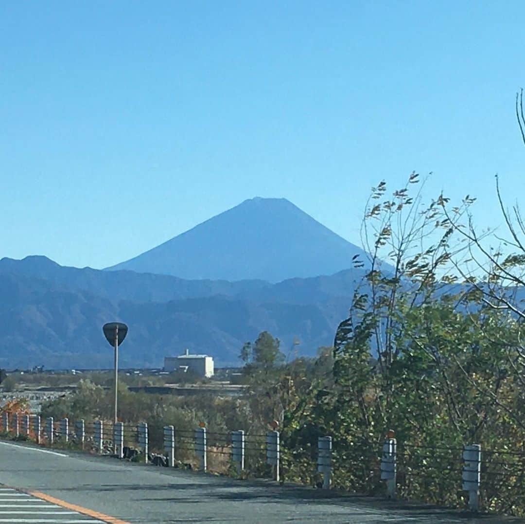ティ・カトウさんのインスタグラム写真 - (ティ・カトウInstagram)「ティの山梨見聞録　その54 「須玉町から双葉に向かう途中の富士山」 釜無川沿いの道を走ってると、良い富士山が見えました。 富士山見ると、なんか得した気分になるよね？  #ティの山梨見聞録  #富士山 #ご利益ありますように」11月23日 9時13分 - tea_kato