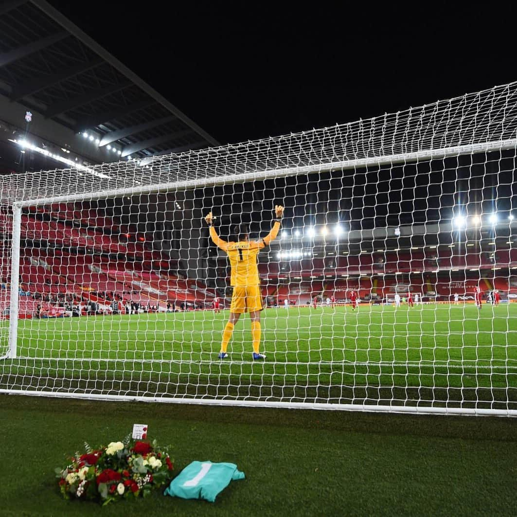 アリソン・ベッカーさんのインスタグラム写真 - (アリソン・ベッカーInstagram)「I’ll continue your legacy! #RayClemence #Legend」11月23日 9時24分 - alissonbecker