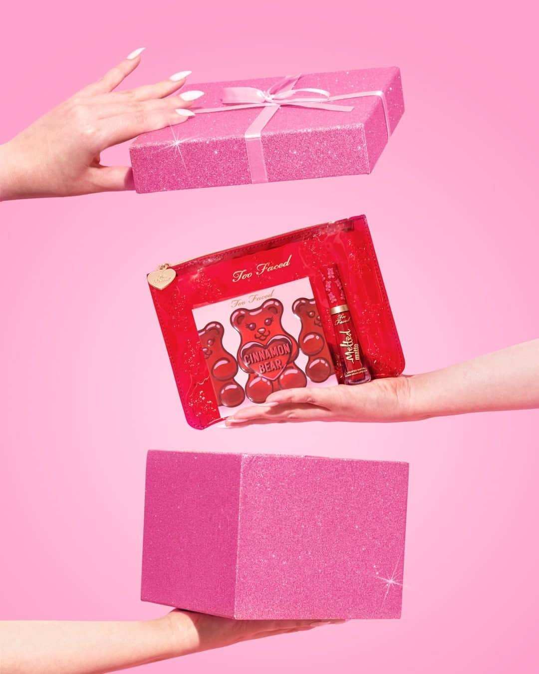 Too Facedのインスタグラム：「Be your own Santa and gift yourself our sweet & spicy Cinnamon Bear Makeup Set! 😍 It includes an eye shadow & blush palette, a Melted Matte Lipstick in shade Cinnamon Bear, and a limited edition Cinnamon Bear makeup bag! Available @Sephora. #toofaced」