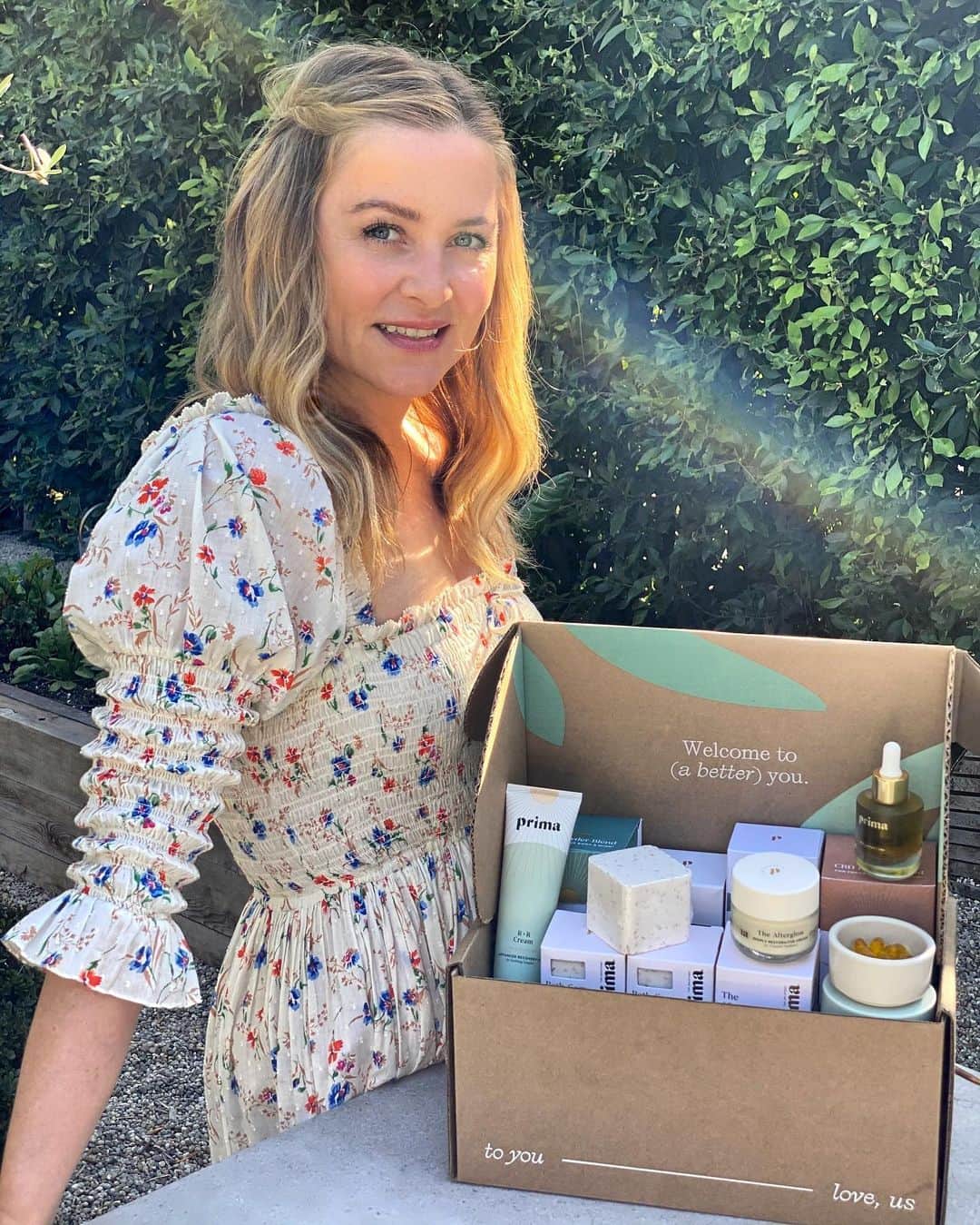 ジェシカ・キャプショーのインスタグラム：「GRATITUDE GIVEAWAY ❤️🧡💛💚💙💜 Giving you all a chance to WIN the entire @PRIMA suite of products ($550 value plus some extra sweet goodies) . The beginning, middle and end of the holiday season can be challenging for ALL. Add to that it’s an especially chaotic year, so I’m thinking we could all use some daily stress relief. It’s no secret how smitten I am by @PRIMA goods as my go-to favorite everyday wellness solution - helping me show up grounded, self aware and less stressed. Prima's botanical therapeutics have made a profound difference in my skin, mood, body, and sleep. True story. . To show my gratitude for you all - I will GIFT one lucky winner the entire line of @PRIMA products 🌱 ($550 value), with a handwritten note from me to you, and a few extra goodies :)  . ✨TO ENTER: ✨ - Follow @prima - Tag 2 friends in the comments who could also use a boost of relaxation 💛 GIVEAWAY ENDS TUESDAY 11/24.  ✨Instagram LIVE ✨: I will be going Live this Tuesday / Nov. 24 at 2:30pm PST with @prima Founder/CEO (my husband @christopher_gav !) for an intimate (first ever!) conversation with us to talk about family, wellness, parenting, daily practices, and answer your questions, and also to announce the WINNER. See you then!! It’s going to be SO fun!!  . *NO PURCHASE OR CREDIT CARD INFORMATION NECESSARY TO WIN, ENTER OR CLAIM PRIZE. Giveaway ends on 11/24 at 3 pm PST. Must be 18 years or older to enter. Giveaway open to all 50 U.S. states. One winner will be chosen randomly on 11/24 and announced via Instagram Live. They will also be contacted via DM on 11/24. This giveaway is not affiliated with Instagram.」