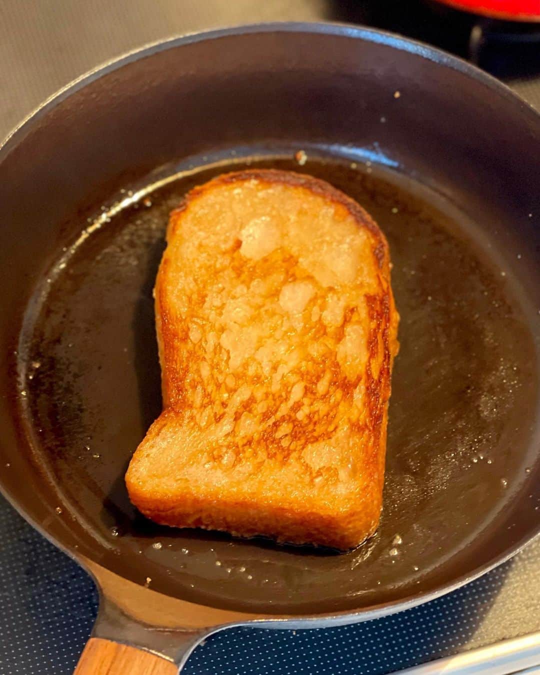 秋山具義さんのインスタグラム写真 - (秋山具義Instagram)「『シニフィアン シニフィエ』のパン ド ミを『カルピスバター』たっぷりで『バーミキュラ』のフライパンで焼いて、最高♡﻿ ﻿ #バーミキュラフライパン #具義パン2020」11月23日 9時17分 - gugitter