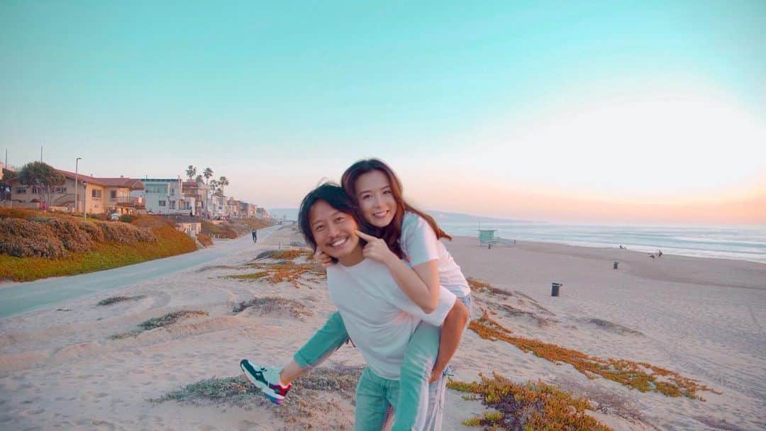 小嶋彩乃のインスタグラム：「In Japan, November 22nd is “Good husband and wife” Day! ↓↓↓  旦那は破天荒です。(私も人のこと言えないけど...w) すべてが誰かとかぶるなぁって思ってシンクロしたのが、ナスDでした。これまでは、旦那のことを聞かれたら、ターザンみたいな人だよって紹介してたけど、ぴったりな例えが見つかりました。そう、ナスDみたいな人です。唯一違うところは、寝るのが好きなところと、、、私のことが大好きなところ😍❤️やっぱりナスDじゃなくて、世界にひとりだけ、旦那は旦那でした。そんな頼もしい人なので人生が楽しいです！いつもありがとう☺️💓 #いい夫婦の日 #couplegoals」