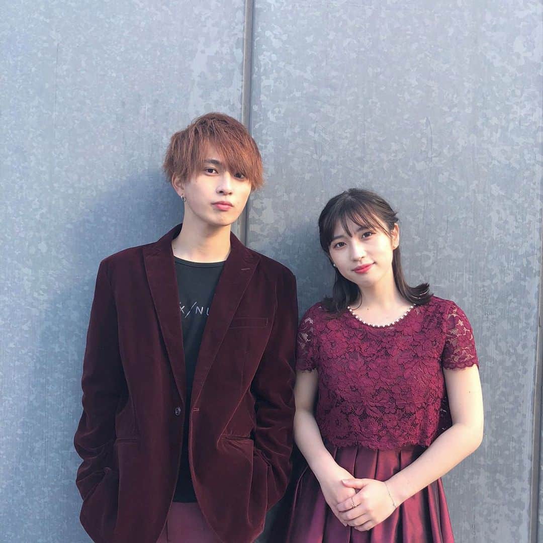 のインスタグラム：「. 昨日の撮影は昴くん(@kandai20mr_5 )と 同じカラーの衣装だったから一緒にパシャリ📸  ほんまに何事にもまっすぐで、 ひたむきな昴くんに沢山刺激をもらってる✊ 天然なところがチャームポイントです🤣  最後まで一緒に頑張ろうね！！  そして今日のさやぽちもしてくれると嬉しいです🥰  #関大ミスキャン #ミス関大 #ミスキャンパス #関大  #ミスコン #撮影モデル #パーティードレス #セットアップ  #ドレスコード #バーガンディ #中央公会堂 #撮影依頼募集中」