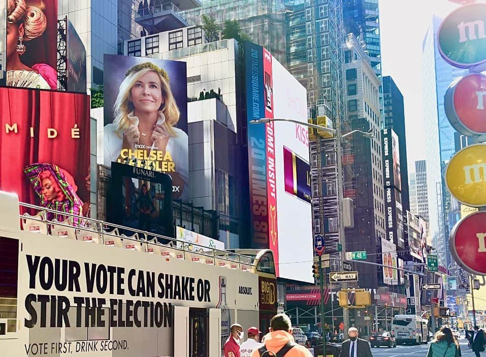 チェルシー・ハンドラーさんのインスタグラム写真 - (チェルシー・ハンドラーInstagram)「Hi Times Square! 🍎🤸🏼‍♀️ Ahhhh, I feel like I can finally celebrate this.   What a year it has been for all of us. Old Chelsea would have been walking up to people with MAGA hats on in Times Square, but here New Chelsea stands, in all her peace and glory, with cannabis.   I hope you guys enjoy my new @hbomax stand up special, Evolution. I worked hard on this. Link in bio.」11月23日 9時33分 - chelseahandler