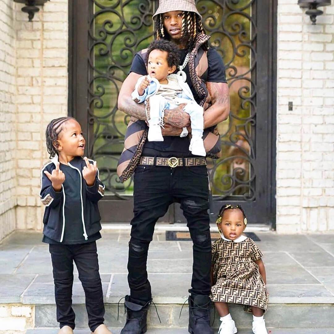 ファンクマスター・フレックスのインスタグラム：「Had a chance to vibe with King Von family, management and label. They are allowing me to put together a college fund for his children. I think it’s important for Von children to have a real chance to break the cycle. Thank u @100kmgmt x @empire x @ghazi .... FunkFlex / KingVon on all platforms Dec10th. Rest easy @kingvonfrmdao   100% INDEPENDENT @INFLEXWETRUST FILMS AND RECORDS!!!!  FunkFlex / KingVon video 🎥 @juganot for @inflexwetrust films!  IM SIGNED TO THE LABEL I OWN!!!!!  FUNKFLEX : SESSIONS PART ONE - March 2021  FUNKFLEX : SESSIONS PART TWO - August 2021  FUNKFLEX : IFWT PART ONE - December 2020  FUNKFLEX : IFWT PART TWO - June 2021  SONGS COMPLETED SO FAR:  @50cent  @postmalone  @dababy x @stunna4vegas x @richdunk_lok  @artisthbtl x @donqhbtl x @trapmannyhbtl  @fivioforeign_8fs  @donqhbtl x @42_dugggg  @iamj.i  @liltjay  @42_dugggg  @machinegunkelly  @lilbaby_1  @realpopsmoke  @lildurk  @lilyachty x @lildurk  @kodakblack x @22gzofficial  @juicewrld999  @polo.capalot  @daveeast  @nlechoppamusic @torylanez  @davidoofficial x @iamj.i  @myketowers  @russ @mulatto  @nolimitherbo @fettywap1738 x @remyboymonty1738 @toosii2x  @djdayvi x @fivioforeign_8fs  @tyga  @kingvonfrmdao  @hoodcelebrityy  @joshxantus  @richthekid  @rotimi  @jakepaul @jaydayoungan  @pontiacmadeddg  @reasontde  @24kgoldn  @lilmosey  @erick_sermon @pmd_mic_doc x @djdiamondtheartist  @internetmoneyrecords x @thetaztaylor x @birdmanzoe  @snf.jt  @fredobang  @tylayaweh  @youngcostamado x @tdott_woo  @blocboy_jb  @sosageek_  @147calboy @staysolidrocky  @traxxwill」