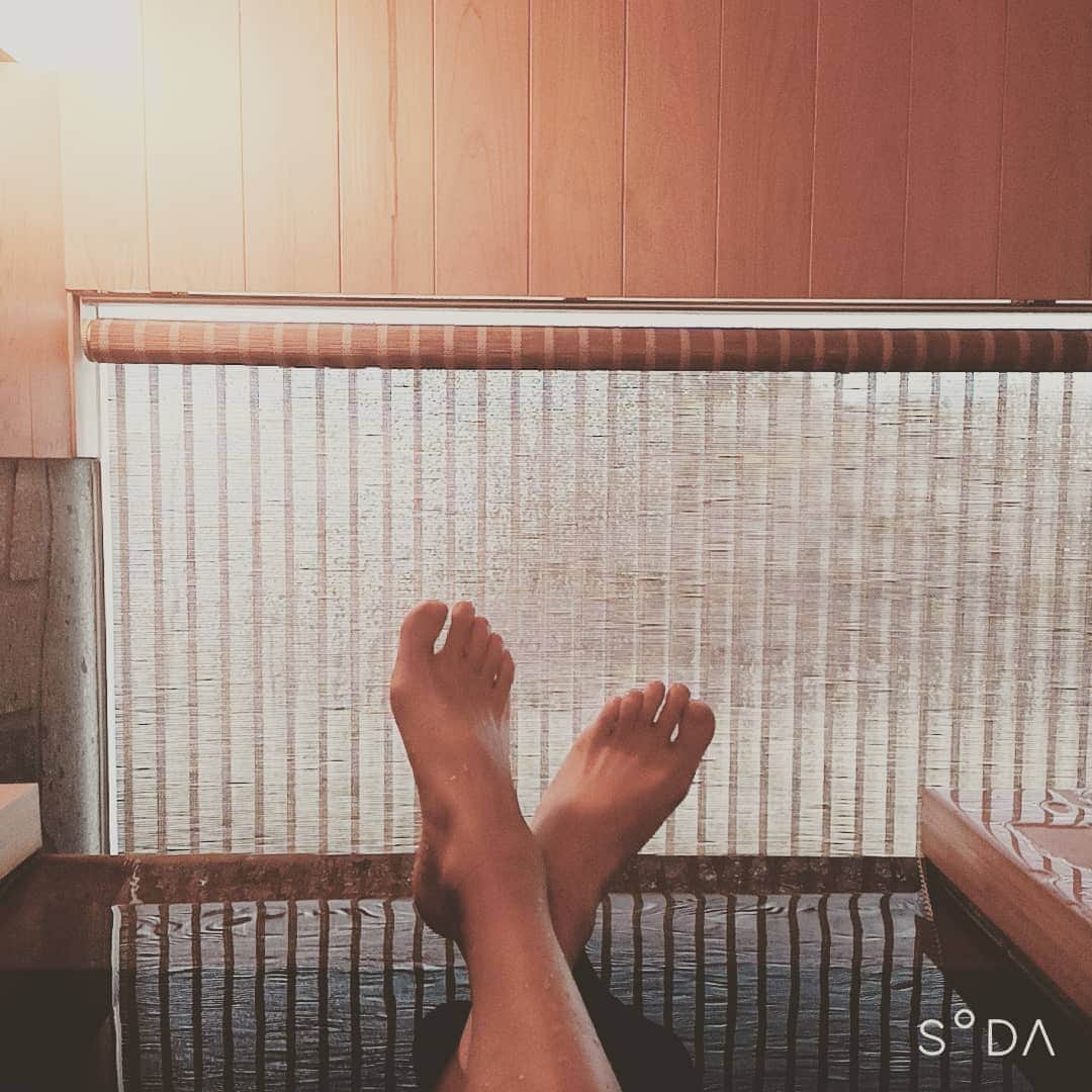 松本隆博のインスタグラム：「。 みなおは～ 昨日の、別府市公会堂の twoステージ4時間を終え、 気の合うメンバーで しっぽり大分で鮪喰い、 多いに語り酔っ払い、 宇佐に入り、 また友と語りながら睡魔で 知らぬ間に撃沈 🎼.•*¨*•.•*¨*•.¸¸🎶。 朝起きて今、 独り温泉にて…… 再び感動が蘇るよ… ほんと感動が再来する。。 2回開催でさらに。  ここで一句！  湯に浸かり… 足も勝利の… Vサイン…  松本山頭歌  さ夕方迄に関西入り します……(~_~)  ～人生遊歩道～」