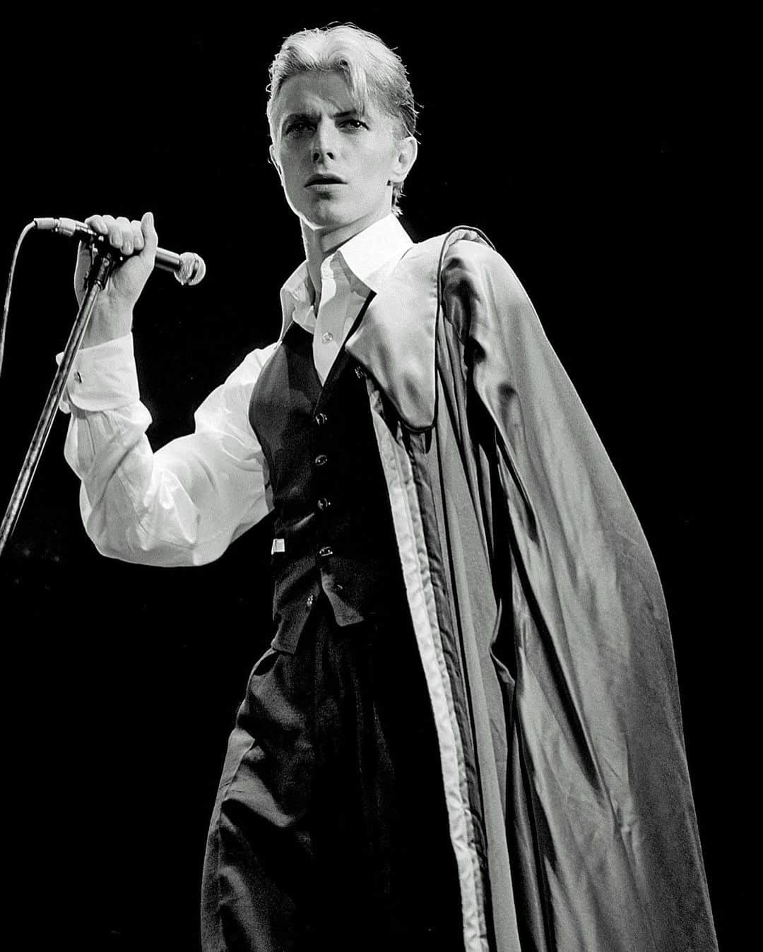 デヴィッド・ボウイさんのインスタグラム写真 - (デヴィッド・ボウイInstagram)「We’ve featured a few of Andrew Kent’s beautiful Bowie shots over the last couple of weeks, but you can never see too many, so here’s a few more.   And if these whet your appetite, you’ll not be disappointed with his superb collection of photographs in Bowie Behind The Curtain: https://www.bowiebehindthecurtain.com/  #RandomBowie  #AndrewKentBowie  #BowieBehindTheCurtain」11月23日 9時41分 - davidbowie