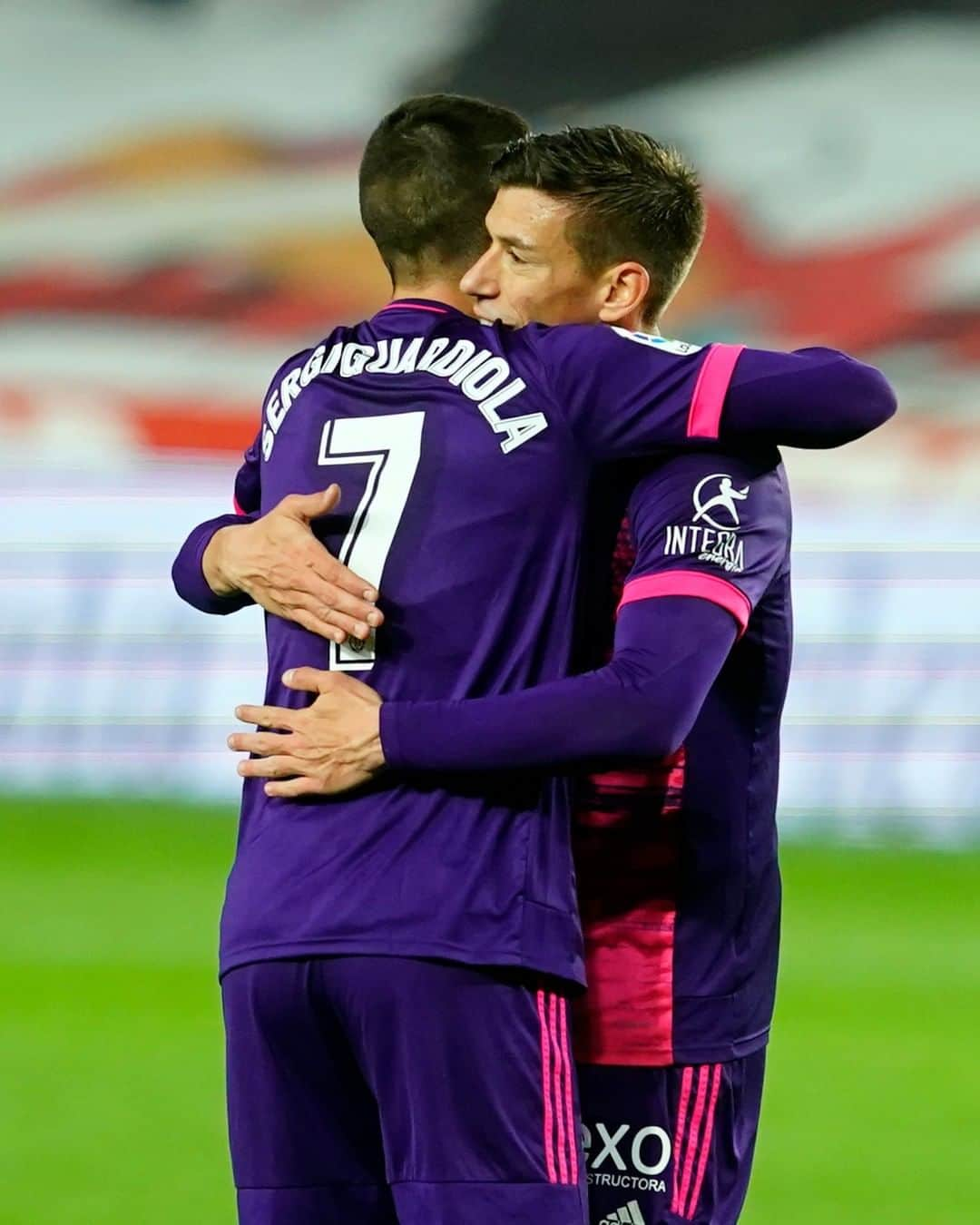 LFPさんのインスタグラム写真 - (LFPInstagram)「WONDERFUL feeling, wonderful CELEBRATION! 💜⚽️ • ¡Un sentimiento MARAVILLOSO, una CELEBRACIÓN maravillosa! ⚡💜 • #Guardiola #Alcaraz #Valladolid #LaLigaSantander #LaLiga #Football #YouHaveToLiveIt #HayQueVivirla」11月23日 10時00分 - laliga