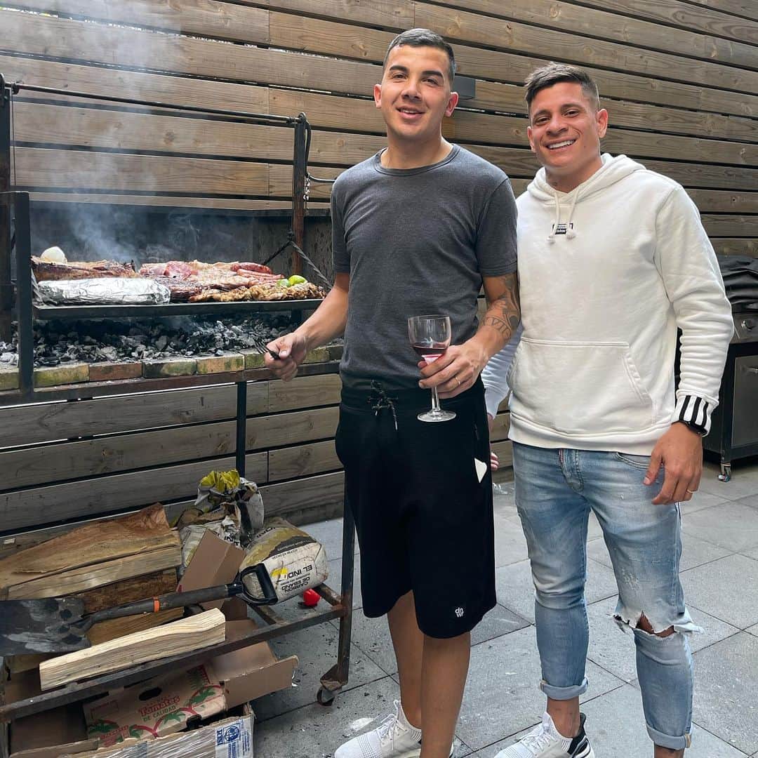 フアン・マヌエル・イトゥルベのインスタグラム：「Falso asado con el uno 👏🏻👆🏼 @checho_ibanez9」