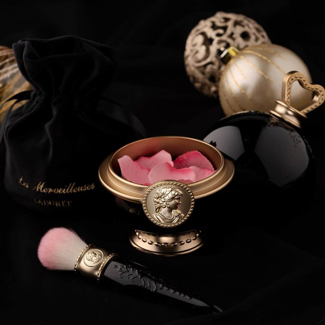Les Merveilleuses LADURÉEのインスタグラム：「2020 HOLIDAY COLLECTION⠀ 12月4日(金)発売⠀ ご予約承り中⠀ ⠀ 2020ホリデーコレクションだけの特別な限定カラーが登場。⠀ メルヴェイユーズ（18世紀後半フランスに実在した貴婦人）が⠀ 身に着けていたような、パリジャン・シックなヴェルヴェットの巾着付き。⠀ 大切なひとへのギフトにもピッタリです。⠀ ⠀ ＜数量限定発売＞⠀ ◆フェイス カラー ローズ ラデュレ リミテッド<チークカラー> 7,700円(税込)⠀ ◆リミテッド エディション ポット フォー フェイスカラー ローズ ラデュレ3,300円(税込)⠀ ◆リミテッド チーク ブラッシュ 6,600円(税込)⠀ ⠀ オンラインショップでもお求めいただけます。⠀ 詳細は公式サイトをご覧ください。⠀ ⠀ #lesmerveilleusesladurée #laduree #lmladuree #ladureemakeup #レメルヴェイユーズラデュレ #メルヴェイユーズ #ラデュレ #ラデュレコスメ #チーク #cheek #クリスマス #クリスマスコフレ #ホリデーコレクション #holidaycollection #冬コスメ #花びらチーク　#限定品 #クリスマスコフレ2020 #クリスマスプレゼント #ギフト #自分へのご褒美 #ローズラデュレ #リミテッドエディションローズラデュレ #イルミネイティングパウダー #花弁チーク」