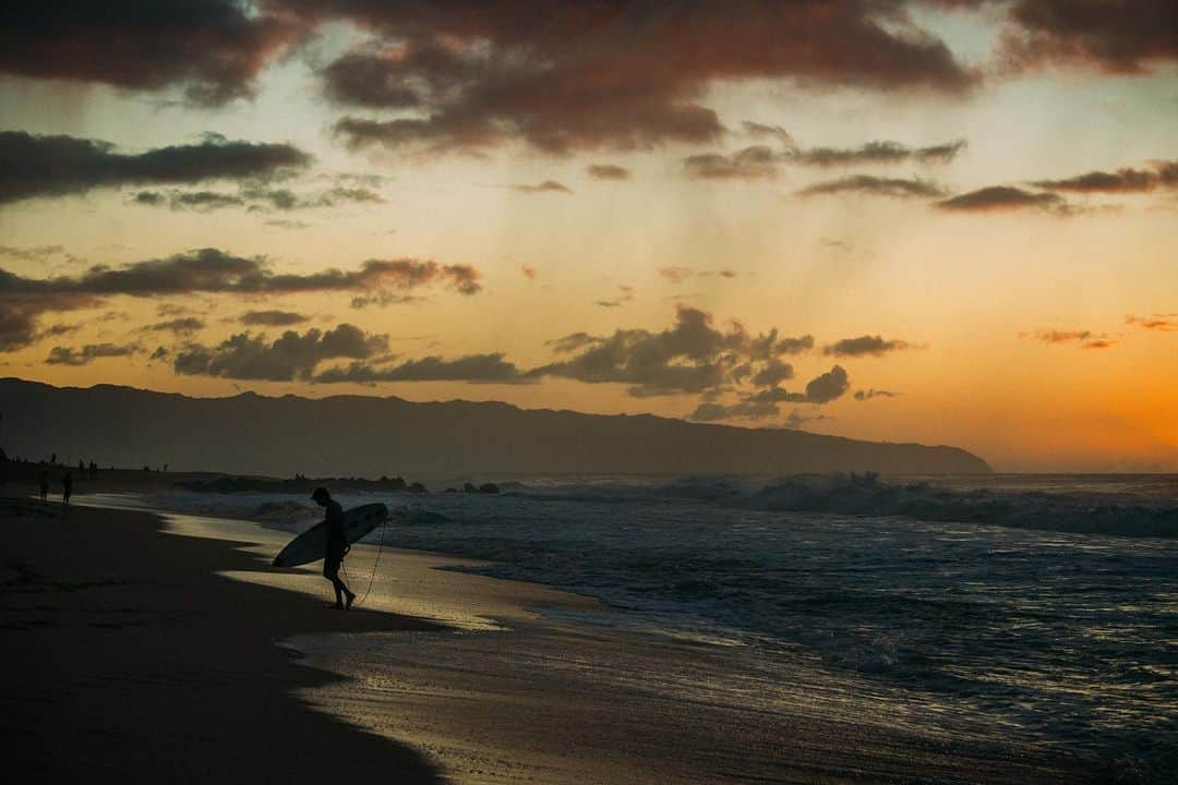 ボディーグローブさんのインスタグラム写真 - (ボディーグローブInstagram)「We support enjoying every last ounce of the weekend🌞How was yours? Comment with a hashtag that best sums up your weekend vibe #surfedout   ~~ Get your Holiday Gift ideas dialed in at bodyglove.com #allthingswater #bodyglove #sunrisetosunset #sunset #sillouette #northshore #hawaii #oahu #surfing #surfer #lastmanstanding #solo #sunrise #sunsetphotography #sunsets #sunsetlover」11月23日 9時54分 - bodyglove