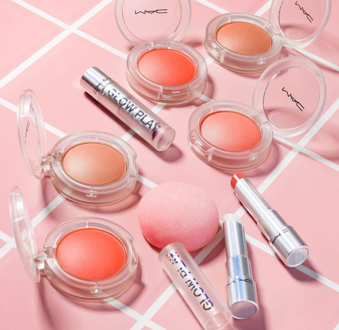 M·A·C Cosmetics Hong Kongさんのインスタグラム写真 - (M·A·C Cosmetics Hong KongInstagram)「2步塑出極簡透明系妝容！ 透明簡約包裝，帶來清新療癒妝效☁️ ✔️回購率100%嘅#果凍胭脂，舒服貼膚，麻糬般彈潤軟滑 ✔️話題之作#果凍潤色護唇膏，補水養唇，奶凍般彈潤水感 最簡約玩味組合，當之無愧🏆  Product mentioned: Glow Play Lip Balm 果凍潤色護唇膏 - HK$190 Glow Play Blush 亮色輕潤感胭脂 - HK$240  #MACGLOWPLAY #透明果凍妝 #果凍胭脂 #MACHongKong  2 steps to achieve a minimal, clear makeup! Coming in clear, transparent packaging to give you a refresh feeling 💫 ✔️𝗚𝗟𝗢𝗪 𝗣𝗟𝗔𝗬 Blush: leaves a lightweight, breathable feeling on skin with bouncy mochi texture ✔️𝗚𝗟𝗢𝗪 𝗣𝗟𝗔𝗬 Lip Balm: delivers a nourishing, statement pout with moisture, jelly-like formula  Bring this PERFECT COUPLE home now!」11月23日 10時00分 - maccosmeticshk