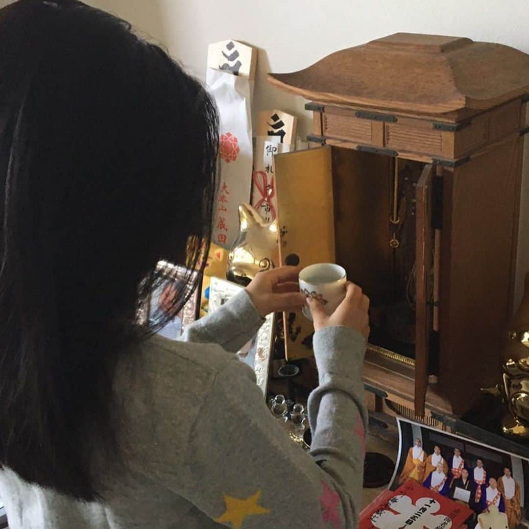 市川海老蔵 （11代目）さんのインスタグラム写真 - (市川海老蔵 （11代目）Instagram)「Reika’s changing the water for her mom everyday, thank you my dear * 麗禾毎日お水変えてくれてるのね、 ありがとう  #市川海老蔵 #海老蔵 #成田屋 #歌舞伎　 #成長記録 #子育てぐらむ #子供のいる暮らし #子どものいる暮らし #子育て日記 #children #childphotography #daughter #son #ABKAI #ABMORI #ebizoichikawa #ebizo #kabuki #thunderparty #ebizotv #theater #theaterarts #actor #japan #classic」11月23日 10時10分 - ebizoichikawa.ebizoichikawa