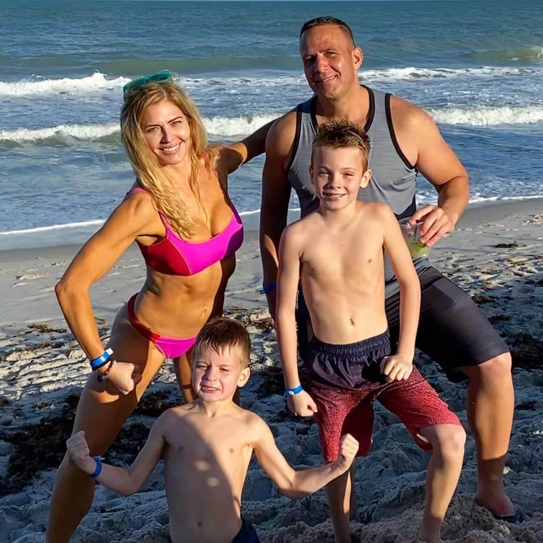 トリー・ウィルソンのインスタグラム：「. Aunt Torrie is always telling us to flex. 😆💪🏽 . 🙏🏽🤍」