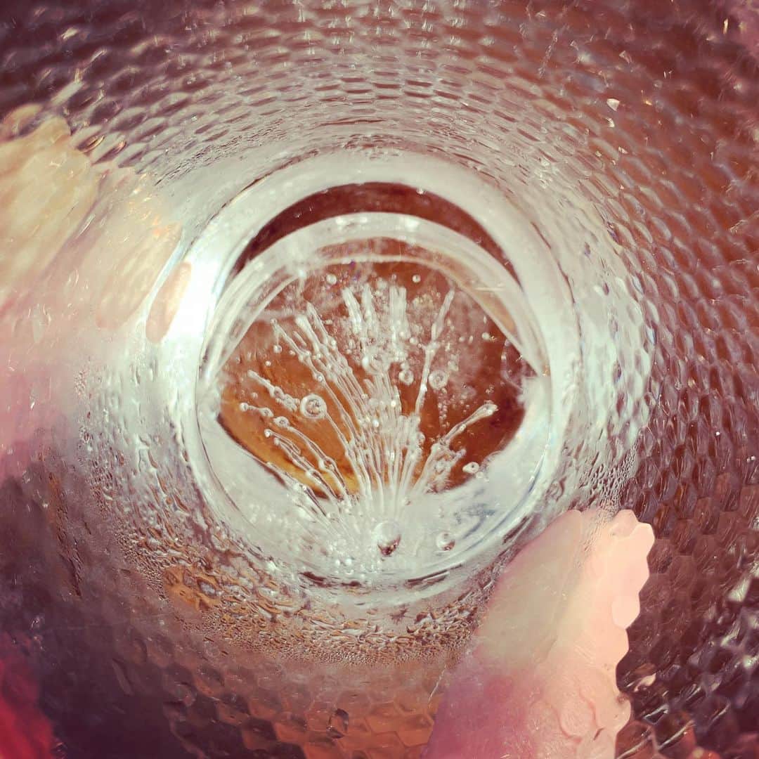 青田典子さんのインスタグラム写真 - (青田典子Instagram)「朝起きて、冷蔵庫で冷やしていた お水を飲んだら、 グラスの底が氷になっていて、 氷の木が生えてました(*^^*)」11月23日 10時16分 - norikoaota
