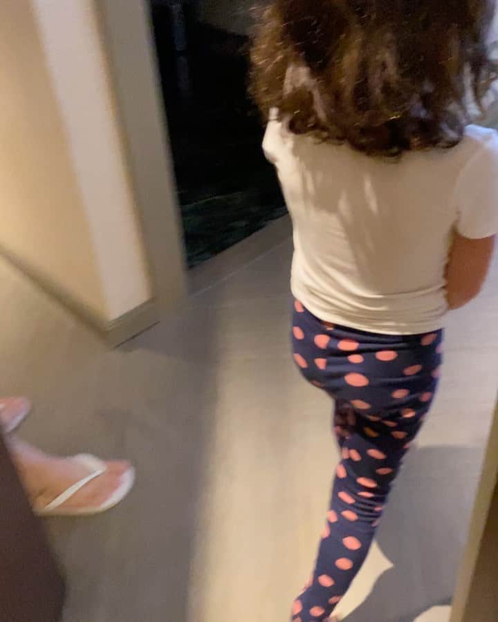 Preta Gilのインスタグラム：「Um amor que não consigo explicar!!! Agradeço todos os dias a Deus a @laura e @franciscogil por esse presente que é nossa @soldemariagil !!! Terça ela faz 5 anos e eu e vovô @rodrigogodoy_ estaremos em São Paulo e adiantamos hoje o parabéns!!! Chorei com a emoção dela !!! Obrigada 🙏🏽 Deus Nossa Senhora Aparecida pela vida da minha Netinha !!! #vovópetinha tia @leticiamelgacodecor você não existe @antoniomaciel.cakes o bolo mais lindo e mais gostoso do mundo !!! #5anosdeSol」