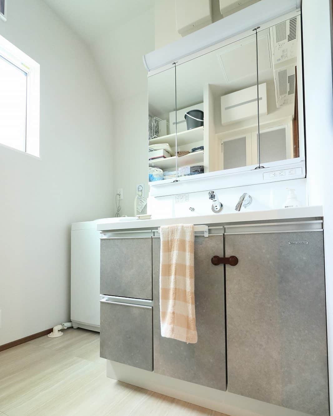 西本ハウスのインスタグラム：「💙 【水まわり特集】  💡Washroom 廿日市市 OT様邸  【11月中申込限定 豪華特典付&SNS限定キャンペーン開催中🎉🎉】  安佐北区落合&東広島市八本松町宗吉新築一戸建て販売中🏠  11月中にお申込みをいただいた方に限り、全室カーテン・カーポート・エアコン1台をプレゼント🎁  さらに！！SNSをご覧になってお問い合わせをいただくと販売価格から50万のお値引きをさせていただきます🎈 ※お問い合わせはDMか、電話にて「インスタを見ました」とお伝えください。  2020年12月完成、年内入居可能😌新年を新居で過ごしたい方におすすめです🏠 キャンペーンのお申込は先着順となりますのでお早めにお問い合わせください☎︎♪  モデルハウスの見学予約はこちら▼ @nishimoto_house  #西本ハウス #広島県 #工務店 #ZEROCUBE #ゼロキューブ #グッドデザイン賞 #1000万円からはじめる家づくり #子育て世代の家  #子育て世代の家づくり #デザイン住宅  #デザイナーズ住宅 #新築一戸建て #マイホーム #新築マイホーム #注文住宅 #規格住宅 #家づくり #暮らしを楽しむ #セミオーダー住宅 #セミオーダー #セミオーダーハウス #広島建売 #建売 #分譲住宅 #分譲中 #広島分譲住宅」
