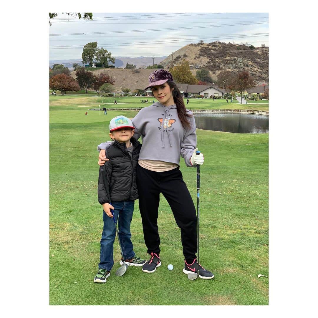 OLIVIAのインスタグラム：「Our fam started golfing together this May. We usually play a game every weekend now. 🥰🥰🥰 Slowly everyone’s getting better!! #golfingisthebest #golfingisharderthanitlooks」