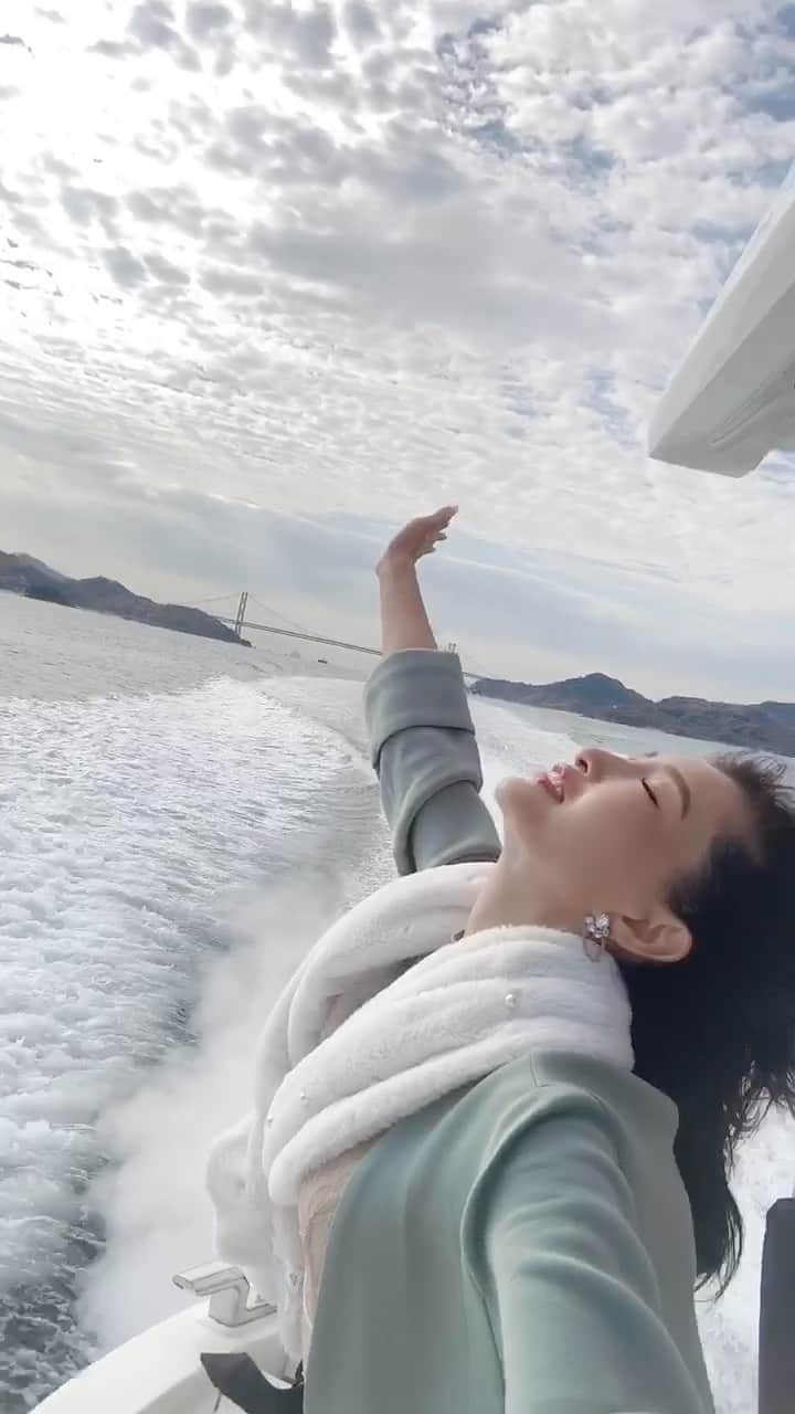 マキろんのインスタグラム：「クルージング🛥✨💖 銀行員時代のお客様 お世話になり25年 私は18歳の新入行員で とにかくお客様には可愛がっていただき 今でも感謝しております🙇‍♀️ 家族ぐるみで仲良くしていただくようになり人の繋がりに深く感銘をうける今日この頃です✨自分が感謝を忘れず、まりの人を大事にすることを、人生の先輩たちから教わりました。 そして、より深く良いこと、そうでないことも、人生の醍醐味として これからも受けて参ります🙇‍♀️ #山内智恵#マキろん#japanesegirl #life #lifestyle #クルージング#cruising #感謝」