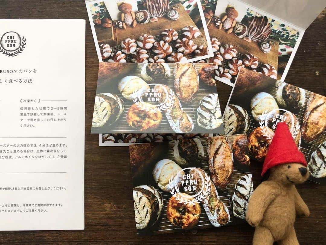CHIPPRUSONのインスタグラム：「「毎日酵母パン、ときどきお菓子。  美味しい、の先へ一歩踏み込んださまざまな試み。想いが紡がれ、美しいパンとなって、皆さまのもとへお届けできますように。」  通販とお店で使えるように、新しい店舗紹介カードをデザイナーのなおさん　@nao_et_noa にお願いしました。ポストカードを半分に折った見開きの形のカードになりました。リクエストの多かったパンの保存方法、冷凍、解凍からの美味しい食べ方の紙も、新たに作りました。  まだ他にも印刷物を作る予定なのですが、私の写真のペースが上がらず、、、ちょっと時間かかっています😅久しぶりのなおさんとのこういう作業、とっても楽しい。  次回の通販出荷の際にはお付けしますので、皆さまのお手元に届く日をお楽しみになさってくださいね。」