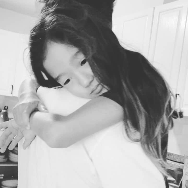 Mieのインスタグラム：「ストーリーにも載せたけどこっちにも😌🧡 この父親姿に私は惚れ直すの😆  子供の幸せな顔はまさになににも変えられない🧡 時々人肌恋しくなるよね😆 大切な人をいっぱいハグしよ！！  #パパと娘　#ハワイで子育て」