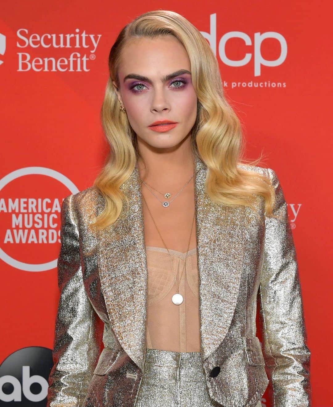 カーラ・デルヴィーニュのインスタグラム：「Sparkly queen at the AMAs ✨ @daniellepriano @kdeenihan @thuybnguyen @robzangardi @marielhaenn @amas」