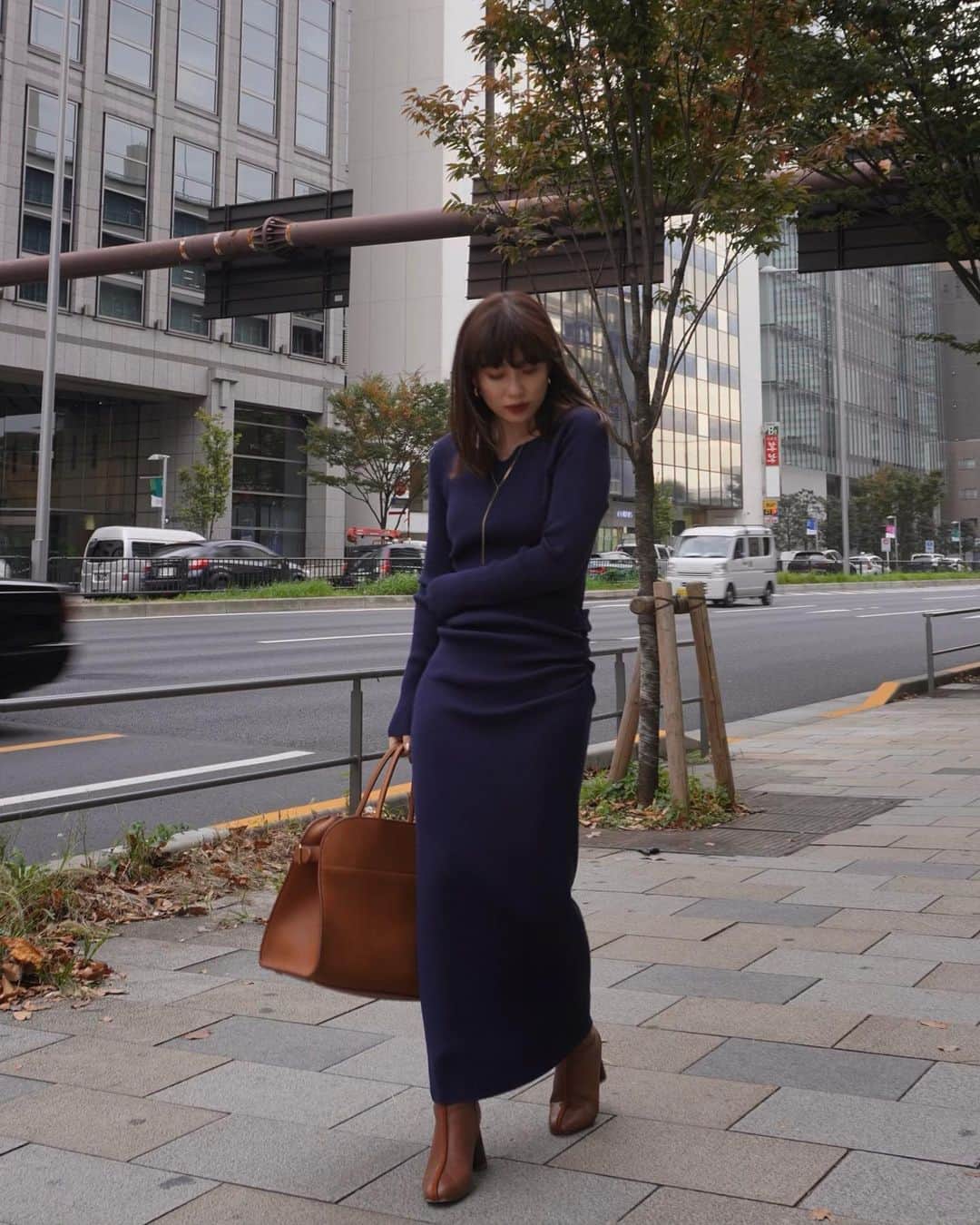 JUNNAのインスタグラム：「今週発売の #ギャザーニットロングドレス  最近またネイビー気分...  珍しくボディーシルエット拾う系のニットドレス🧶  新作一覧は本日12時に @etretokyo HPにて公開です  久しぶりにストーリーズでQ＆Aやるよ〜  【新作発売スケジュール】 📍ルミネ新宿店　毎週木曜日 📌ETRÉ TOKYO  毎週木曜日19:00 📌ZOZOTOWN  毎週金曜12:00 📌ELLESHOP  毎週土曜19:30  #2020ETRE_AW #etretokyo #YouTube#冬コーデ#ニット #ニットコーデ #ニットワンピース #ワンピース #ワンピースコーデ #therow#156cm」