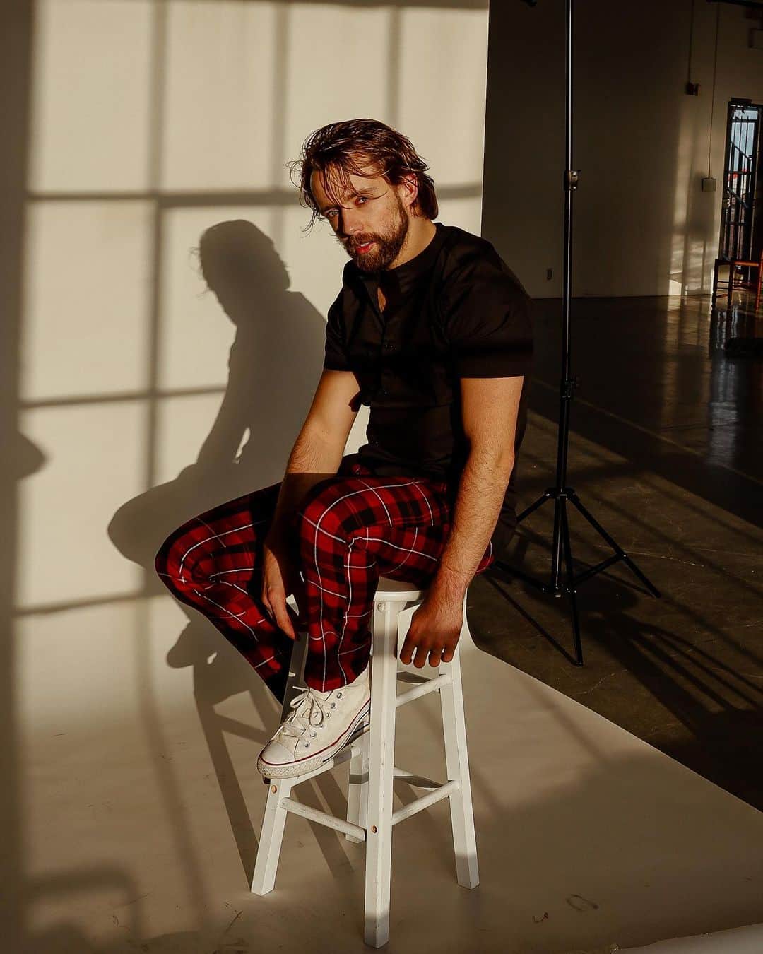 ジャン＝リュック・ベイカーのインスタグラム：「Bonne nuit 🌚  📸: @rosalieanne_photographe   #mtlmoments #jeanlucbaker #mtlportrait #sunset #mtlphoto #checkeredpants #happyhour #converse #zara」