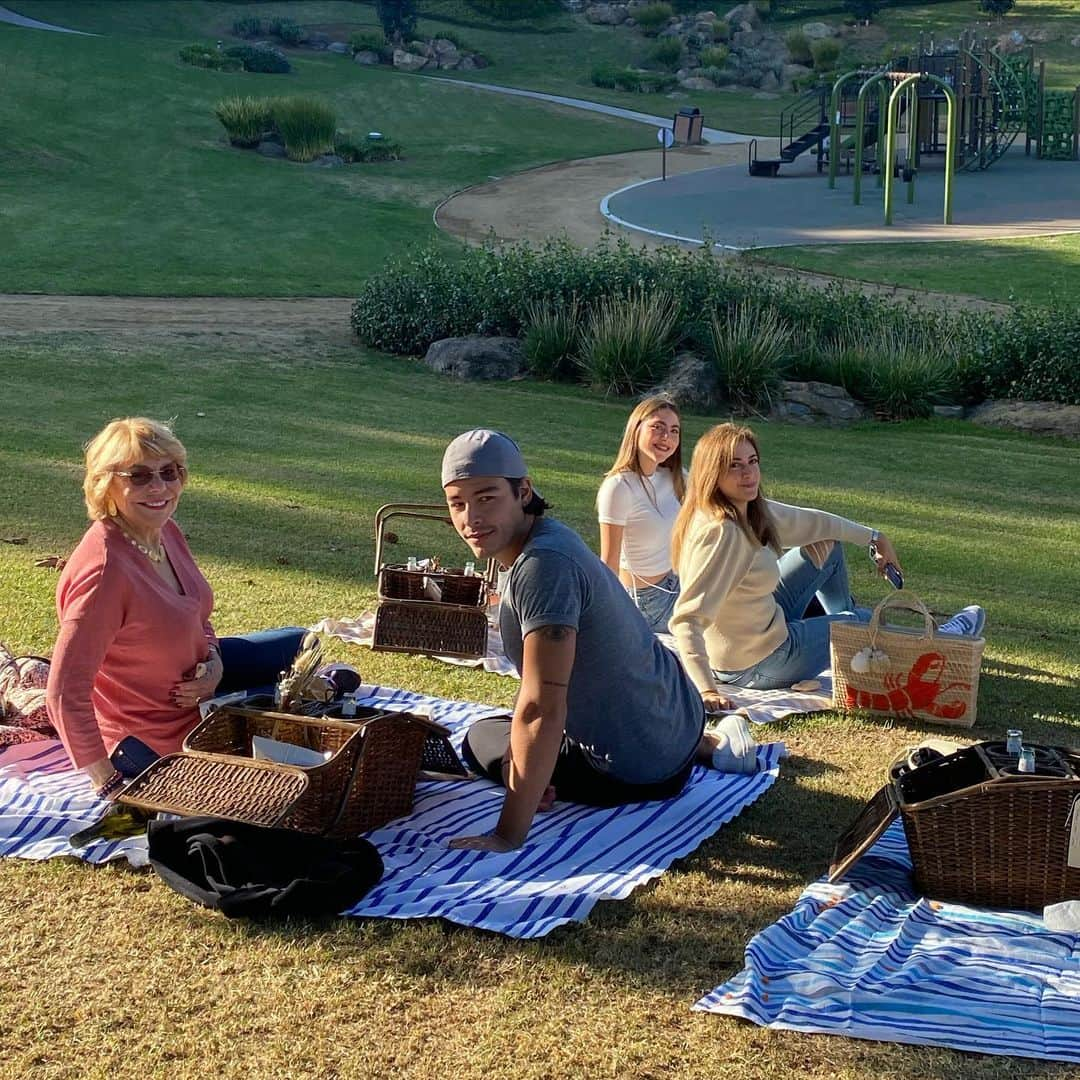 ソフィア・ベルガラさんのインスタグラム写真 - (ソフィア・ベルガラInstagram)「Aniversary family picnic!🥖🥪🧀🍾🍾」11月23日 10時52分 - sofiavergara