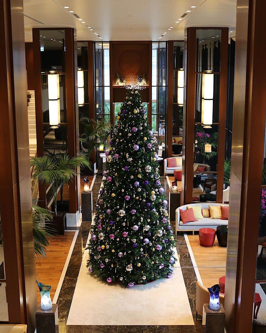 Hyatt Regency Naha Okinawaさんのインスタグラム写真 - (Hyatt Regency Naha OkinawaInstagram)「Our Christmas tree is up🎄   Even we are still in the challenging situation, we truly believe that we will overcome this!  Wishing you joy, peace and good health this Holiday Season❗️🎁」11月23日 10時46分 - hyattregencynahaokinawa