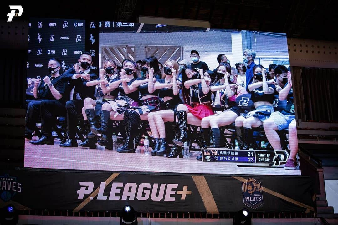 陳建州さんのインスタグラム写真 - (陳建州Instagram)「謝謝大家這麼支持我們的p.league  5月份開始到現在彷彿像做夢一樣， 雖然過程中碰到許多挑戰和困難，我們還是關關難過、關關過，用盡洪荒之力也要完成這件大家不看好的任務！  這三站的熱身賽已經告一段落，接下來這段時間就是讓各個球團可以調整腳步，在12月19號球季開始後能呈現出更好的觀賽品質！  謝謝我的好朋友們以及所有球迷朋友，用最直接的行動到場支持！ 看到現場球員和球迷的投入，這五個月的努力絕對值得！  請大家期待12月19日的開幕戰！  再次感謝大家對台灣籃球不離不棄。  Basketball never stops」11月23日 10時46分 - blackielovelife