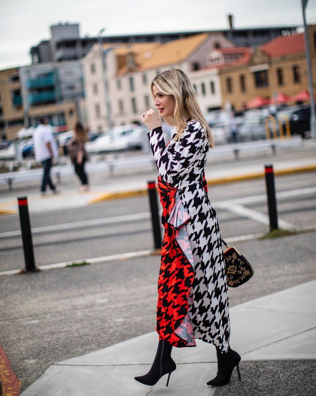 RJMStyleのインスタグラム：「Walking to dinner I was yelled at everything from #RedRooster uniform 🥋 to David Jones 🤭🤭🤭🤭 What do you think? Chic or costumie? 🤔🤭 📸 @bykulonmonika」