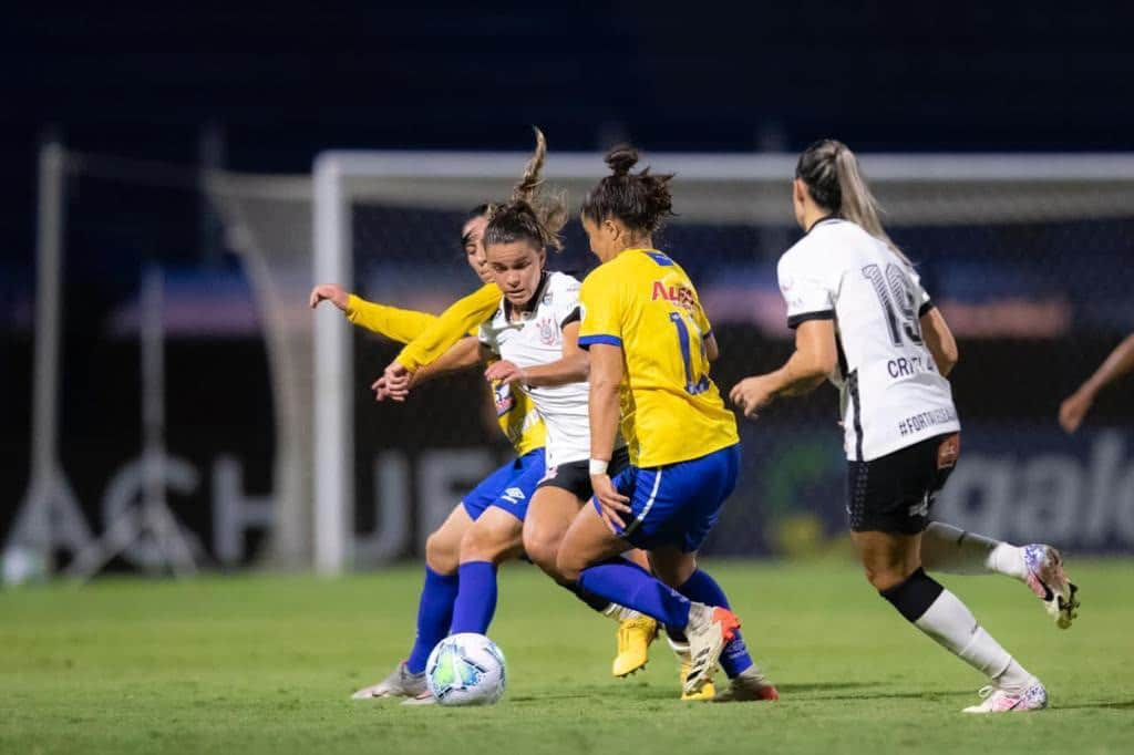 コリンチャンスさんのインスタグラム写真 - (コリンチャンスInstagram)「Tudo igual no jogo de ida, Fiel! ⠀ ⠀ As meninas do @CorinthiansFutebolFeminino ficaram no empate com o Avaí/Kindermann por 0 a 0, na final do @BRFeminino. Agora basta uma vitória simples na partida da volta, próximo dia 6, para a 🏆!⠀ ⠀ 📷 Thaís Magalhães/CBF⠀ ⠀ #RespeitaAsMinas⠀ #VaiCorinthians」11月23日 11時01分 - corinthians