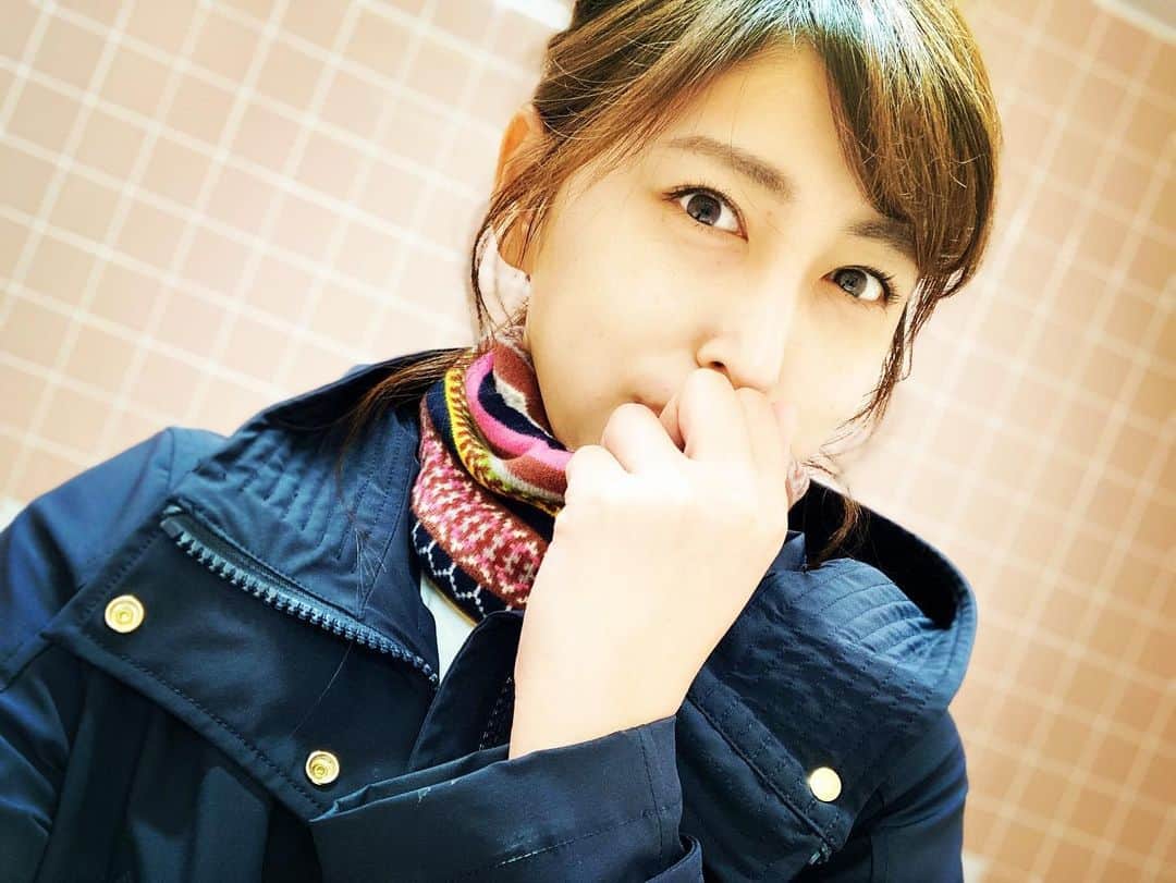 長谷部瞳のインスタグラム：「今日は朝5時に現場入り🌙 日の出前の出発は寒いんですよ〜！  ロケでの防寒対策も本格化してきました。 ヒートテック追加しようかな🤔  #連休最終日 #冷え性対策 #冬支度 #ロケ撮影 #ユニクロ #ヒートテック #uniqlo #outfit」