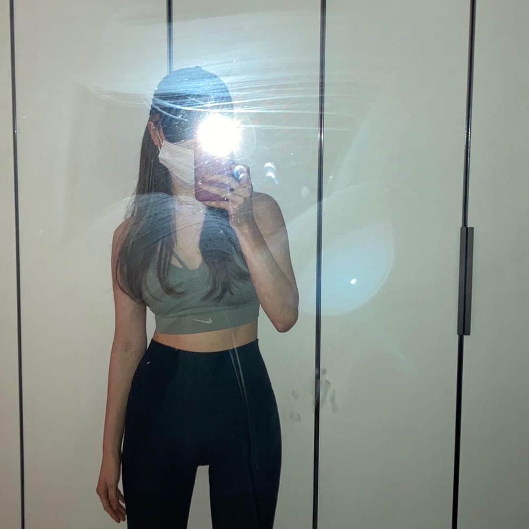 イム・ボラさんのインスタグラム写真 - (イム・ボラInstagram)「밤 낮 바뀌어서 뜬 눈으로 지새웠다 운동..가서 잠 들 예정」11月23日 10時59分 - 3.48kg