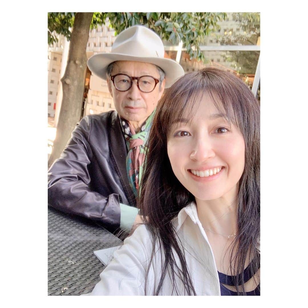 田中千絵さんのインスタグラム写真 - (田中千絵Instagram)「おはようございます☀ 今日は、Tony’s Labのことを。  今年の2月から 父と一緒に始めたインスタも、 気がつけば 10ヶ月が経とうとしています。  コロナがなければ、 私も東京と台北を往復しながら もう少し違った内容を みなさんにお届けする予定でしたが、 こればかりは どうにも仕方がないですね😌  どんな形であれ、 この10ヶ月インスタを通して 毎日のように連絡を取り合い、 毎週日曜日に更新中の 「Tony Tanaka’s Story」では、 父の人生を書き記すにあたって、 初めてしっかりと 父の生い立ちを知ることができました。  そして今週土曜日には、 父が毎年開催している メイクアップコンテスト 「全国理美容学校kawaii選手権大会」が 2020年はオンラインで ライブ配信されます。 ご興味ある方はTony’s Labのインスタを ぜひご覧ください↓↓↓ @tonyslaboratory_2020   Tony’s Labは 今後もコツコツ更新していくので、 引き続きよろしくお願いします^ ^ . Make-up philosophy that father Tony Tanaka tells daughter Chie Tanaka. . 早安☀️ 今天講一下Tony’s Lab的事喔！  自從今年2月開始的和我爸爸一起經營的IG 也快過10個月的時間。  如果沒有疫情的話， 我本來想台北和東京來回去做 更豐富的內容和大家分享的， 但這就是‘計劃趕不上變化’😌  只不過，不管什麼樣的呈現， 透過這10個月的IG 幾乎每天和我爸爸聯繫， 尤其是每週日定期更新的 「Tony Tanaka’s Story」中 讓我更認識了我爸爸的過去， 才真正地刻骨銘心，非常有意思。  然後即將在這禮拜六， 我爸爸每年舉行的彩妝比賽 「全国理美容学校kawaii選手権大会」 今年也例行舉辦。 2020年以線上直播的方式 進行這一屆的冠軍賽！ 如果有興趣的朋友， 請到Tony’s Lab的IG看一下詳細內容喔↓↓↓ @tonyslaboratory_2020   Tony’s Lab的IG接下來也會繼續更新， 所以也請大家多多支持，謝謝~^ ^ . . . #台湾 #台灣 #taiwan  #tonyslabmakeupscience  #tonytanaka #田中千繪  #父と娘のインスタ#父女一起經營的ig #全国理美容学校kawaii選手権大会 #日本メイクアップ連盟  #台北と東京の生活  #中国語」11月23日 11時00分 - chietanaka817