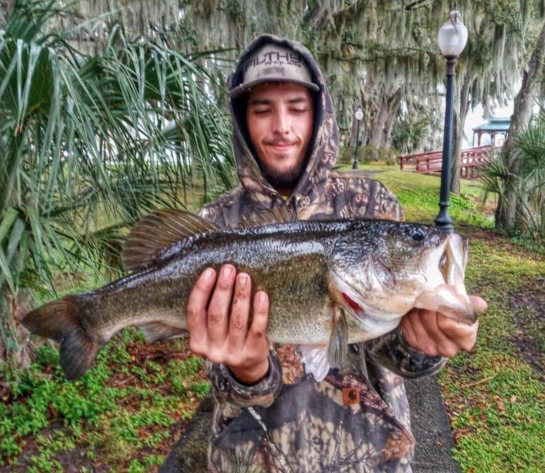 Filthy Anglers™のインスタグラム：「Alright happy Sunday everyone , check out this beauty with a solid background  from @floridalargemouthbassfishin - he landed this beauty this weekend and he isn’t given up his spot! Congrats on the catch Dakota you are Certified Filthy yet again! www.filthyanglers.com #fishing #filthyanglers #big ass #bassfishing #fish #hunting #outdoors #catchandrelease #bassfish #kayak #angler #anglerfish #anglerapproved #florida」